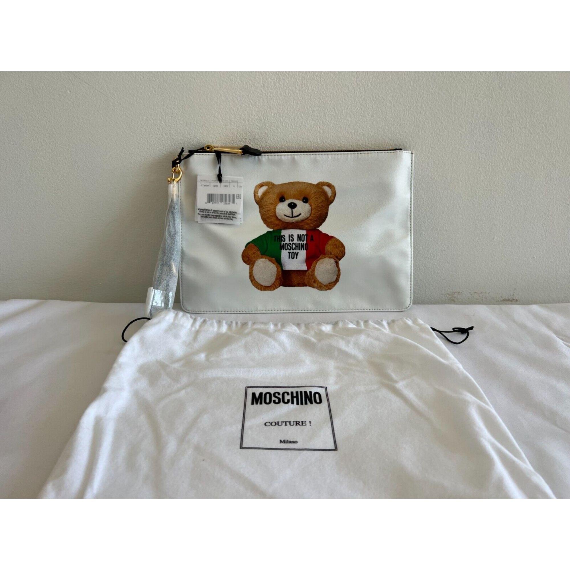 SS21 Moschino Couture Jeremy Scott White Clutch Teddy Bear Wearing Italian FlagT

Additional Information:
Material: 100% PL
Color: White
Size: Medium
Style: Clutch
Dimensions: 7.75