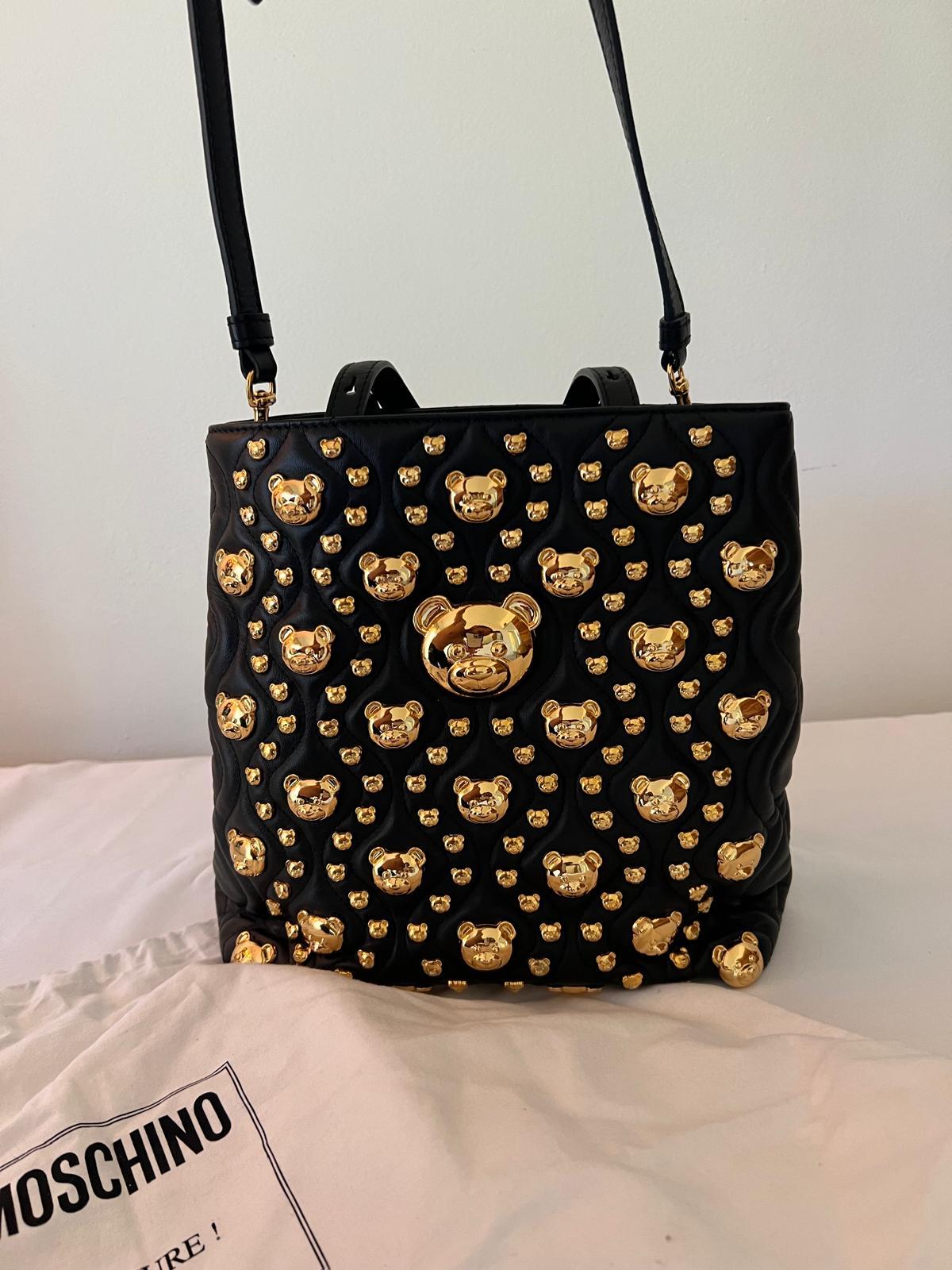 *Awesome Out Of  Stock Item!*

MOSCHINO COUTURE

Leather Shopper With All Over Gold Teddy Bears

SS21 collection by Jeremy Scott



MSRP $1,795+tax!



SUPER CUTE!

100% Authentic!!!



Condition: Brand new with tags, original Moschino dust bag