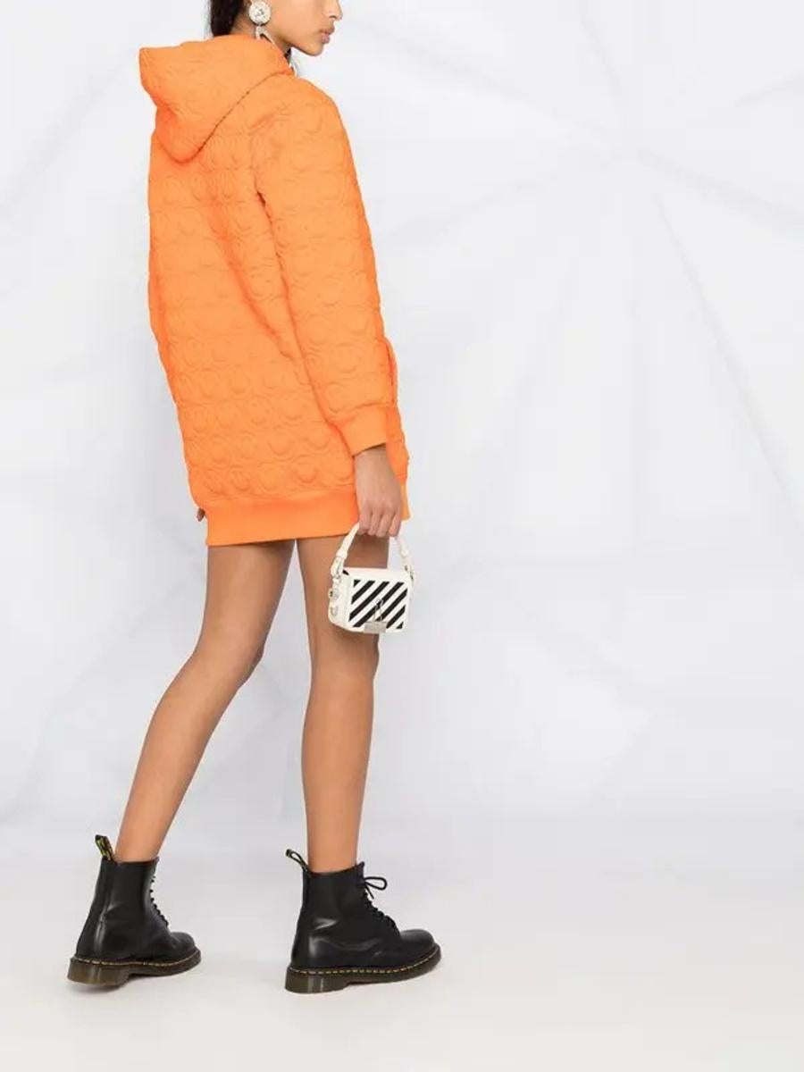 SS21 MOSCHINO Couture Jeremy Scott Orange Smiley Gold Logo Charms Hoodie Dress Pour femmes en vente