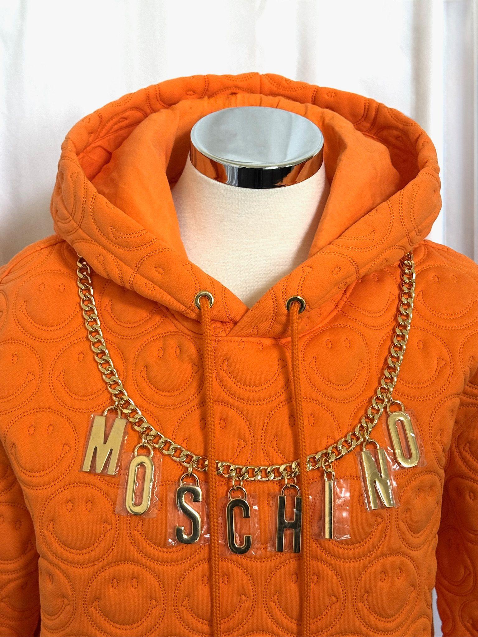 SS21 MOSCHINO Couture Jeremy Scott Orange Smiley Gold Logo Charms Hoodie Dress en vente 2