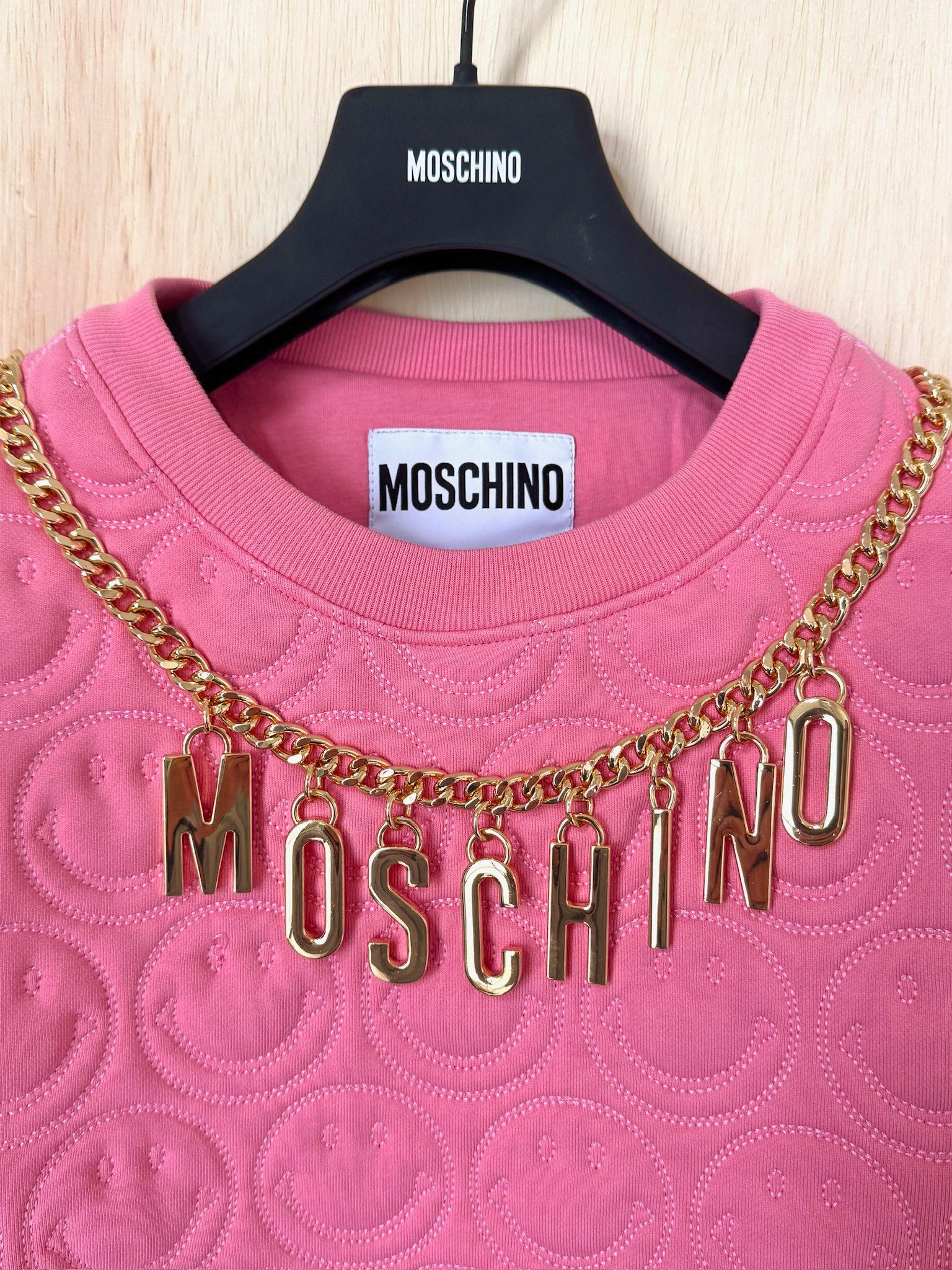SS21 MOSCHINO Couture Jeremy Scott Pink Smiley Gold Logo Charms Pullover Sweater In New Condition For Sale In Los Angeles, CA