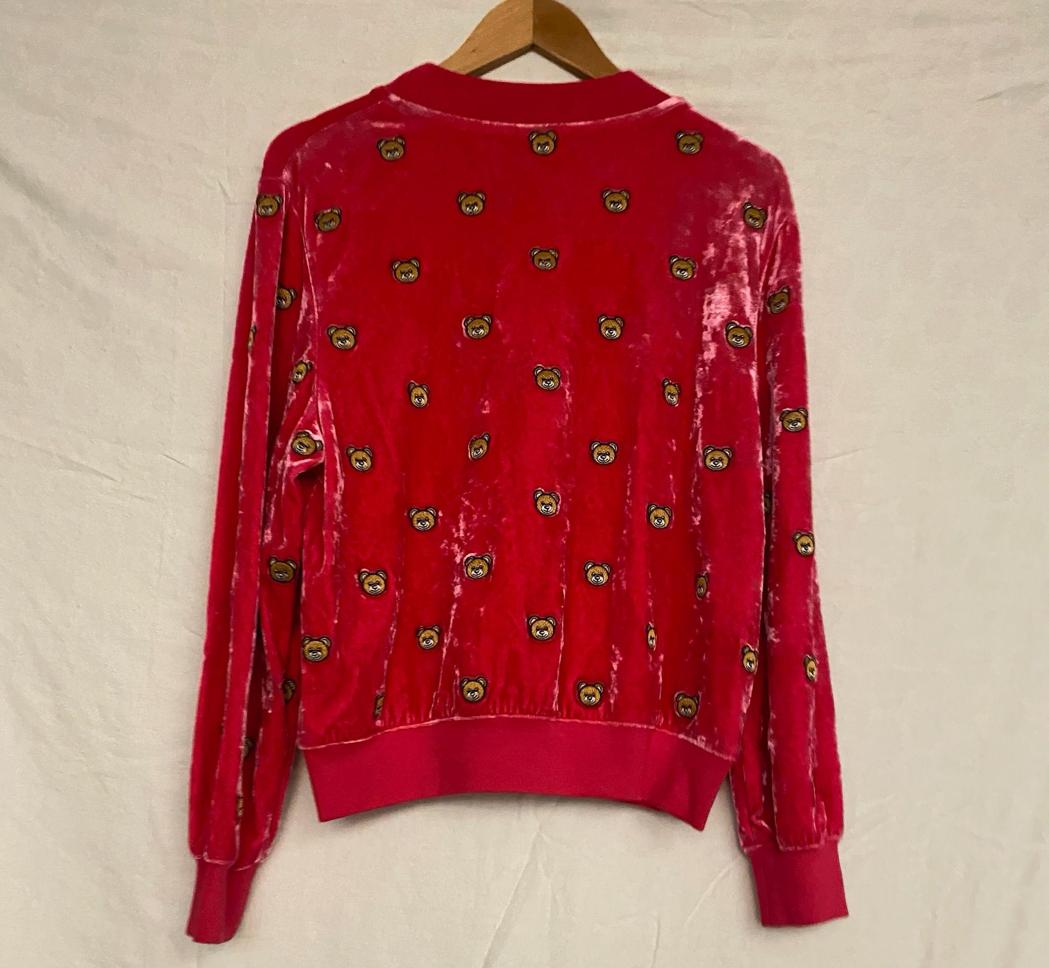 Super rare!
Moschino Couture
All Over Teddy Bears Pink Sweater
SS21 collection by Jeremy Scott


100% Authentic!!!

MSRP: $1,390



Condition: New with tags

Color: Pink, Brown

Pattern: Teddy Bear Print



MEASUREMENTS

Shoulder to Shoulder: