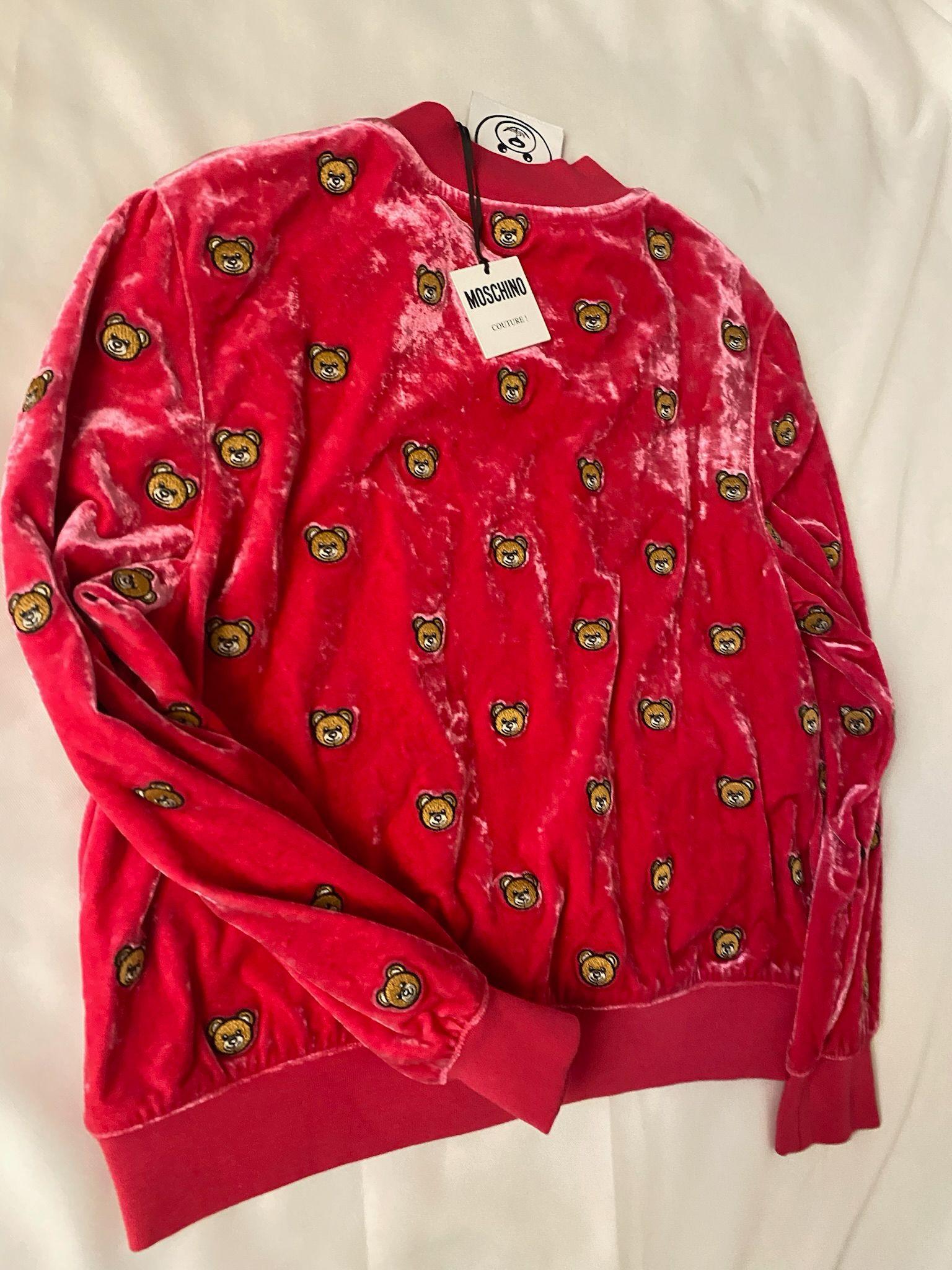SS21 MOSCHINO Couture Jeremy Scott Velvet All Over Teddy Bears Pink Sweater Rare In New Condition For Sale In Los Angeles, CA
