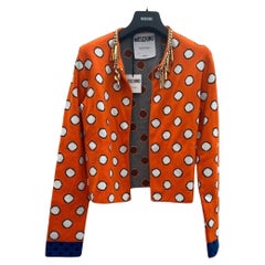SS21 Moschino Couture Cardigan arancione con cerchi bianchi e logo di Jeremy Scott