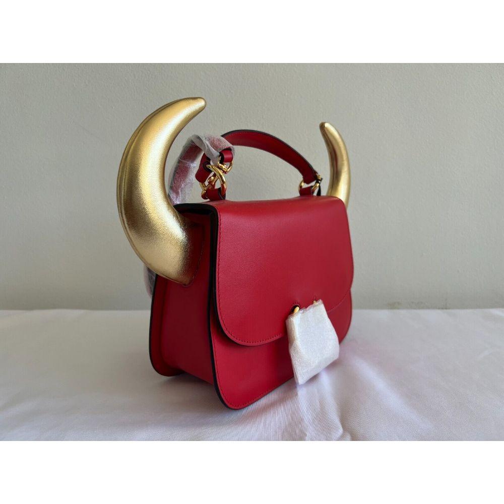SS21 Moschino Couture Red Bullchic Horn-Detail Shoulder Bag by Jeremy Scott In New Condition For Sale In Palm Springs, CA