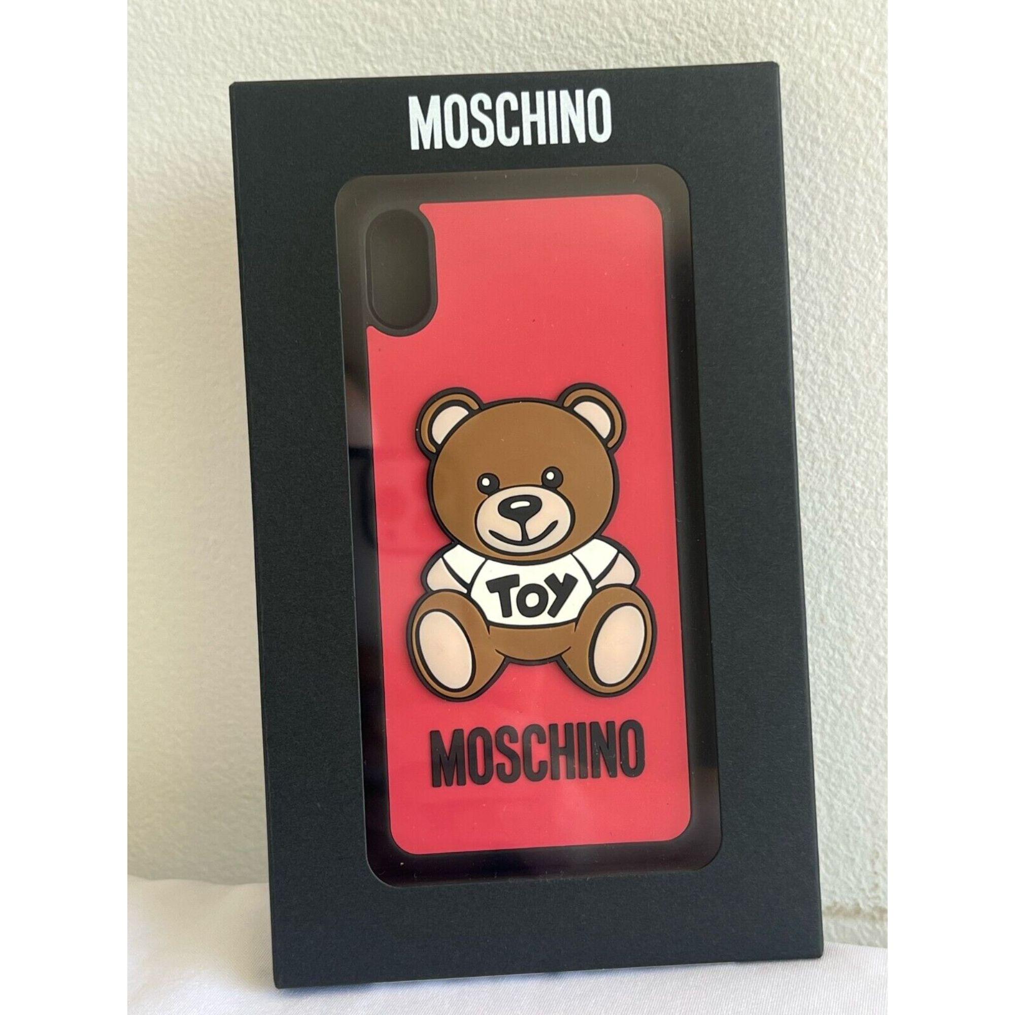 SS21 Moschino Couture Jeremy Scott Red iPhone XS Max Case with Teddy Bear Toy

Additional Information:
Material: 40% PVC, 40% Policarbonato, 20% PU
Color: Red, Black, White, Brown
Size: One Size
Pattern: Solid, 3D Logo Details, 3D Teddy