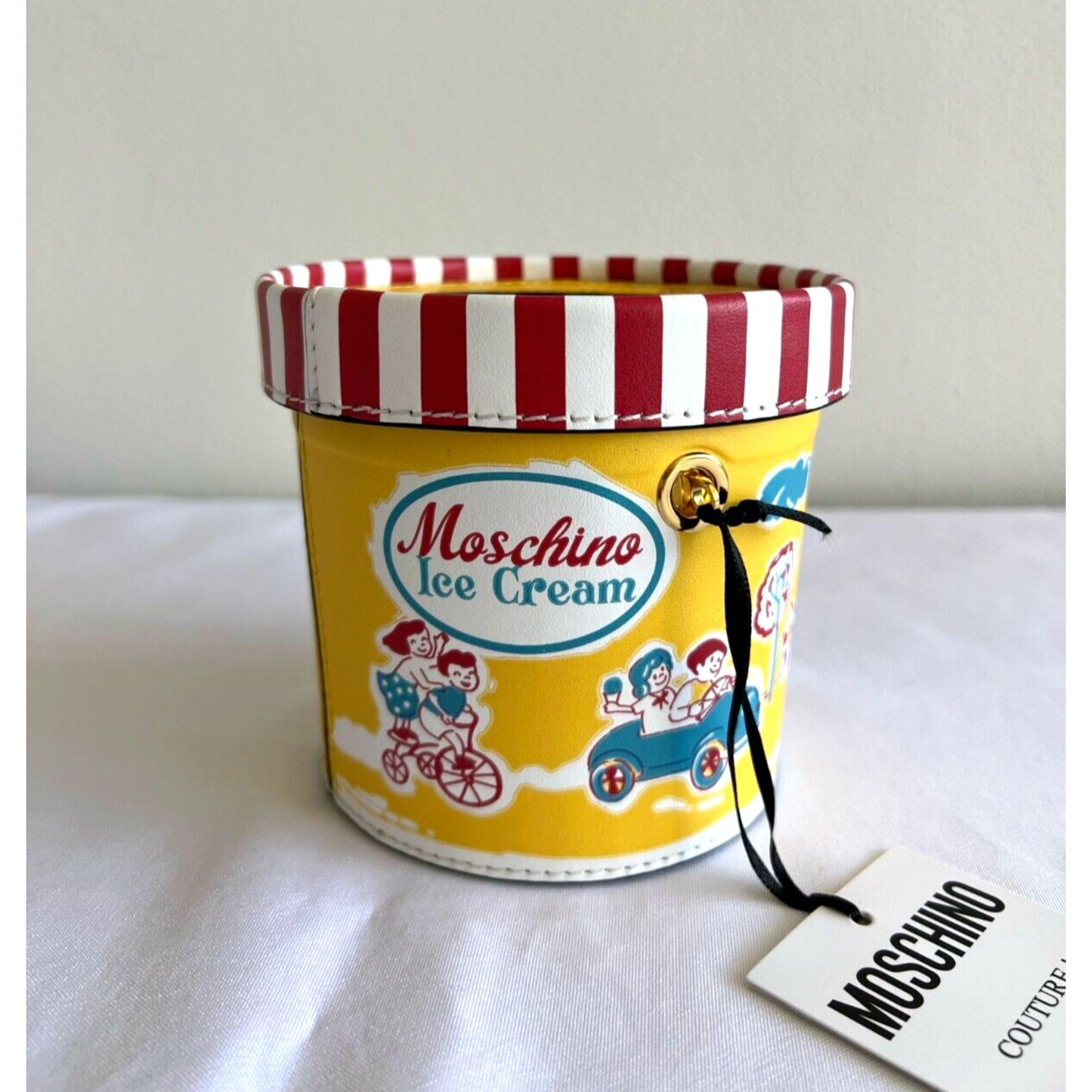 Moschino Couture sac à bandoulière en cuir banane fendue crème glacée, SS22 en vente 1