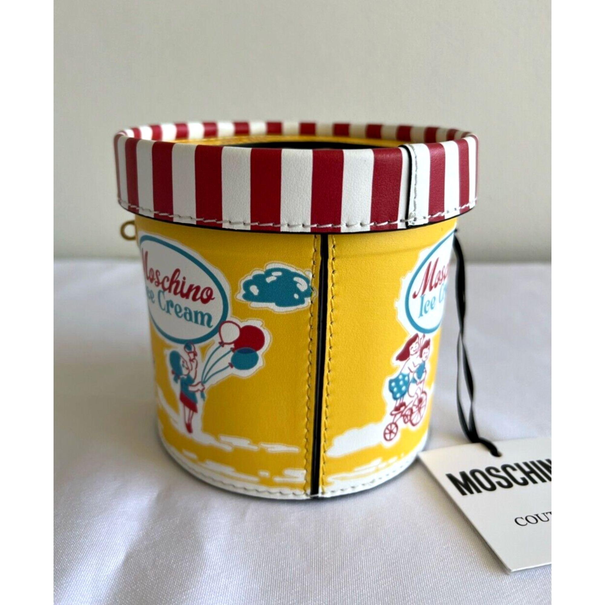 Moschino Couture sac à bandoulière en cuir banane fendue crème glacée, SS22 en vente 2