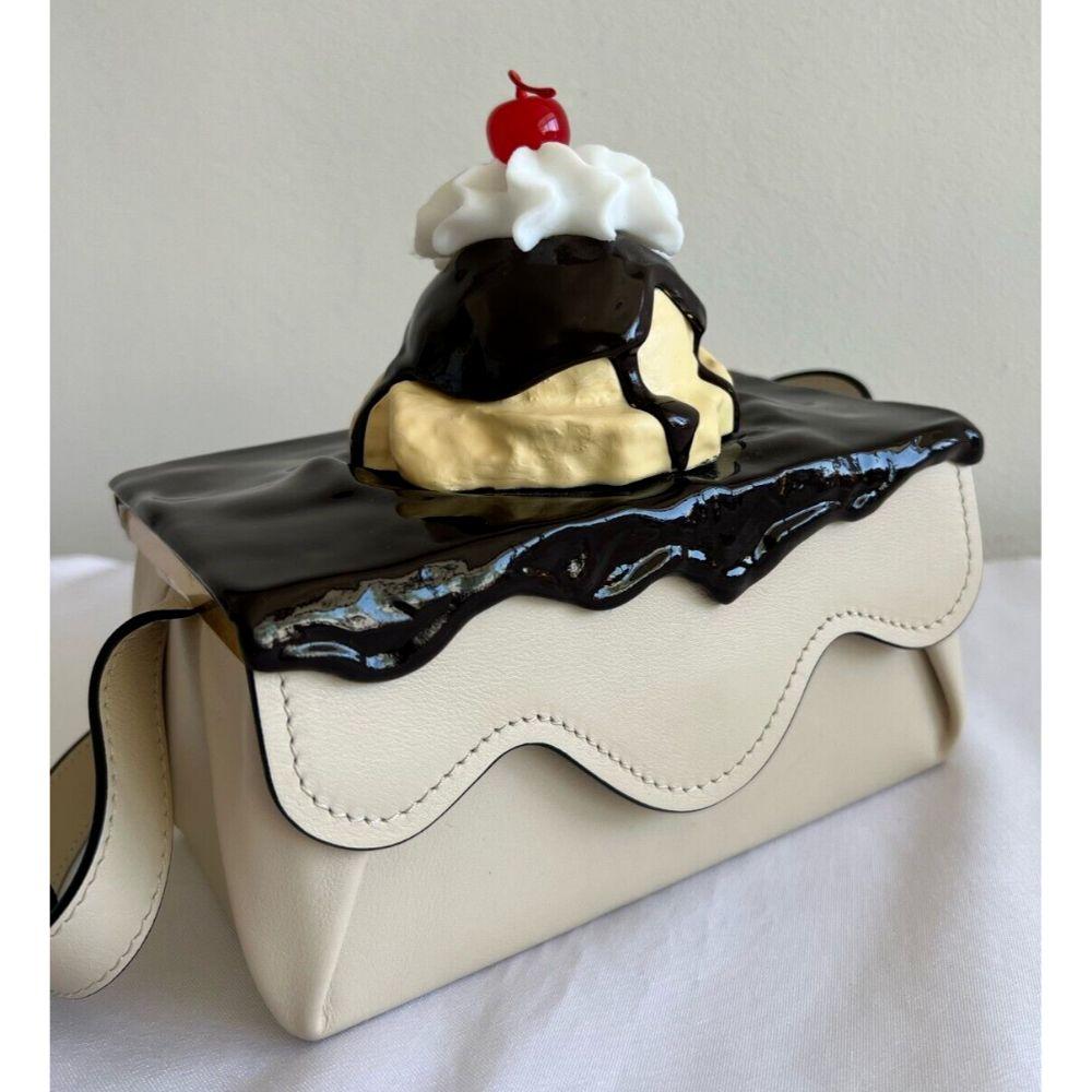SS22 Moschino Couture Beige Ice Cream Sundae Rectangular Handbag by Jeremy Scott In New Condition In Matthews, NC