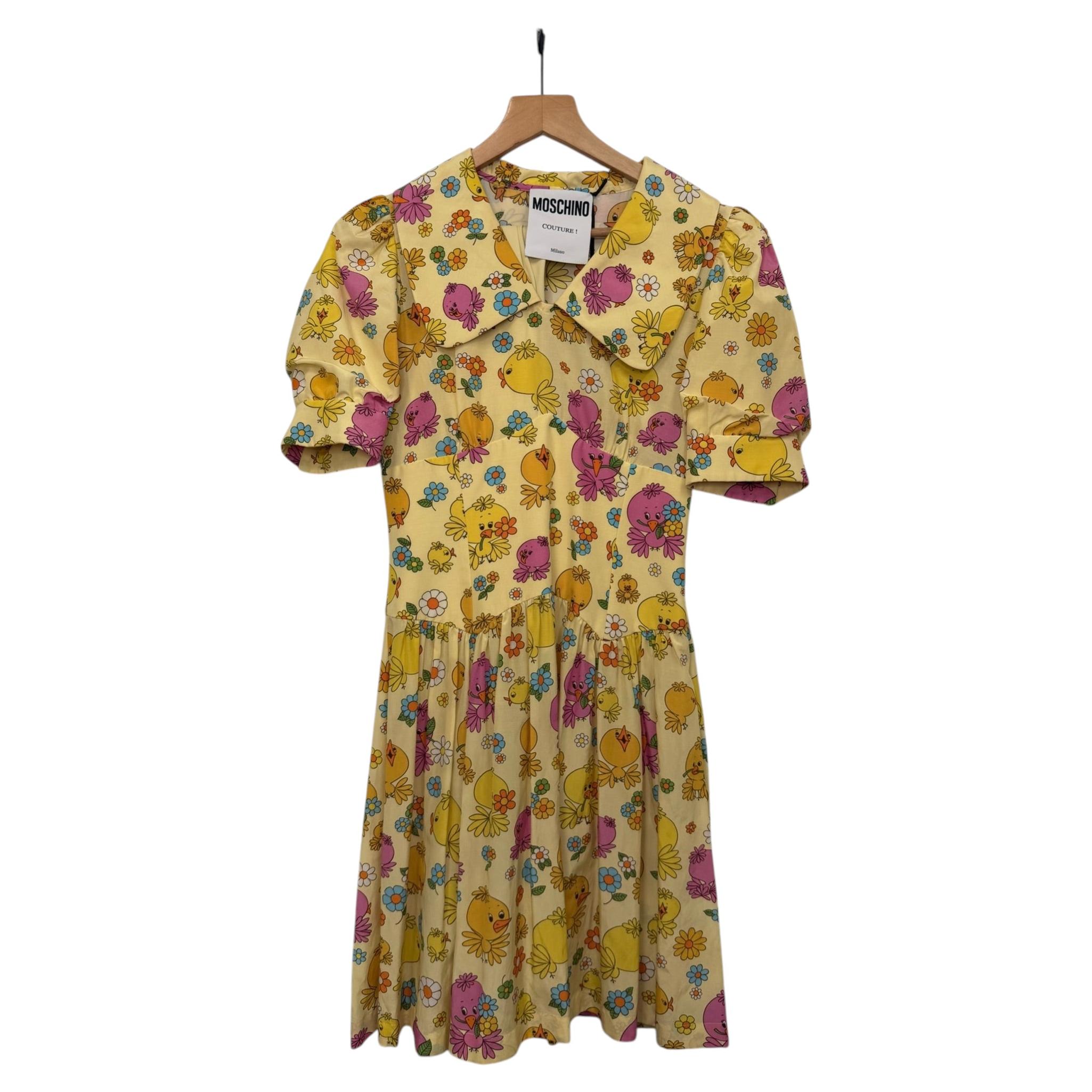 SS22 Moschino Couture, Kinderkleid „Fantasy“, gelb, kurze Ärmel, Vögel und Blumenmuster