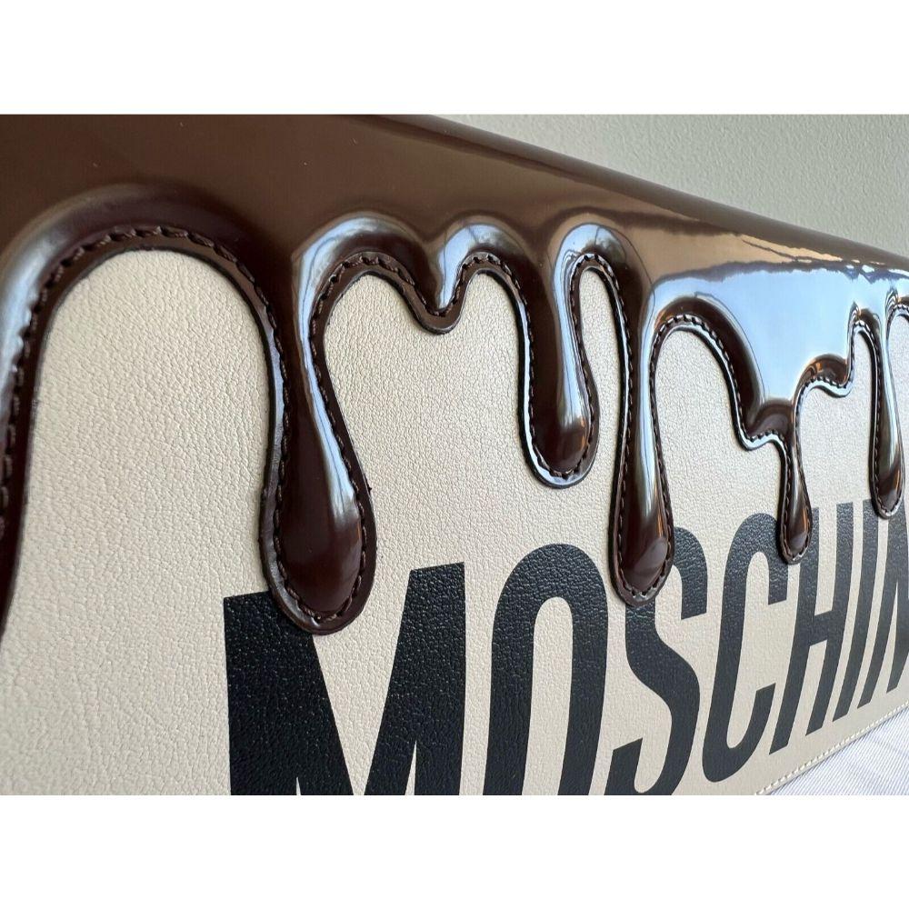 SS22 Moschino Couture Jeremy Scott Chocolat Dripping Rectangle Wristlet Handbag

Informations supplémentaires :
Matière : 100% VL
Couleur : Marron, Beige, Noir
Taille : Large
Motif : Abstrait, coulures de caramel au chocolat
Style :