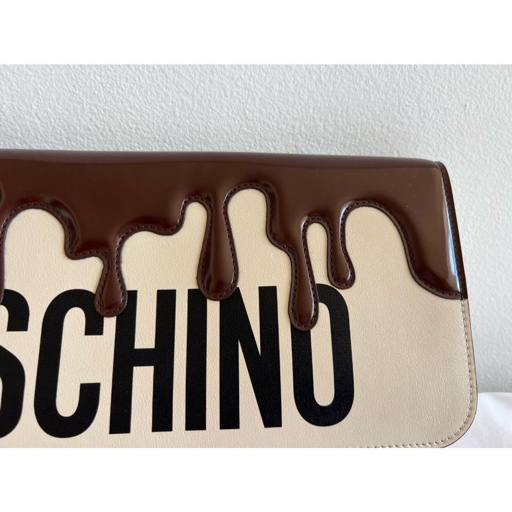 Sac à main Moschino Couture SS22 chocolaté de Jeremy Scott Neuf - En vente à Los Angeles, CA