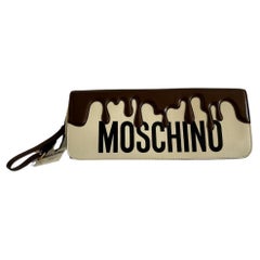 SS22 Moschino Couture Schokoladenbraune Dripping Handtasche für das Handgelenk von Jeremy Scott