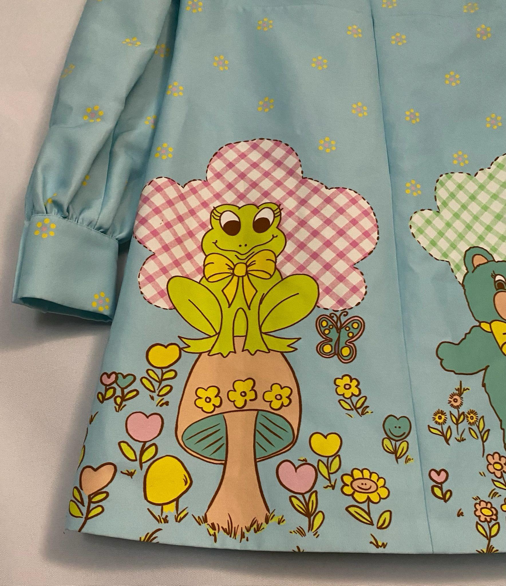 SS22 MOSCHINO Couture Jeremy Scott Vestido de osito azul fantasía de manga larga para niño en Nuevo estado para la venta en Los Angeles, CA
