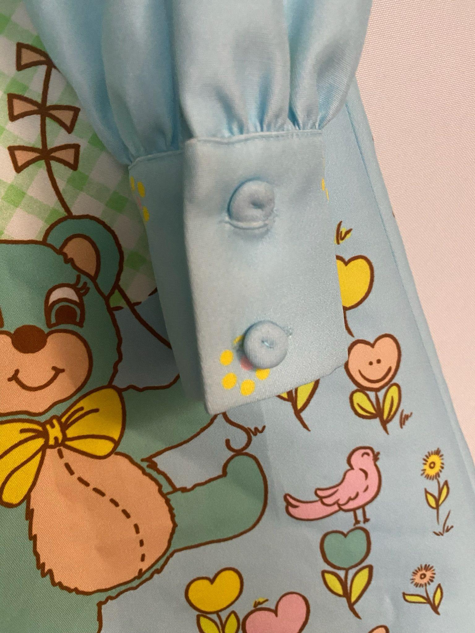SS22 MOSCHINO Couture Jeremy Scott Vestido de osito azul fantasía de manga larga para niño en venta 2