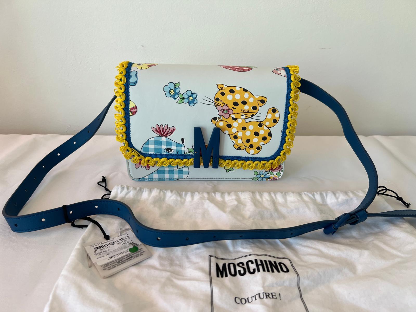 *Asombroso Fuera De  Artículo en stock!*

MOSCHINO COUTURE

Bolso de hombro infantil Fantasía Gato Floral 'M

Colección SS22 de Jeremy Scott



¡MSRP $795+impuestos!



¡SÚPER BONITO!

¡¡¡100% Auténtico!!!



Estado: Nuevo con etiquetas, bolsa