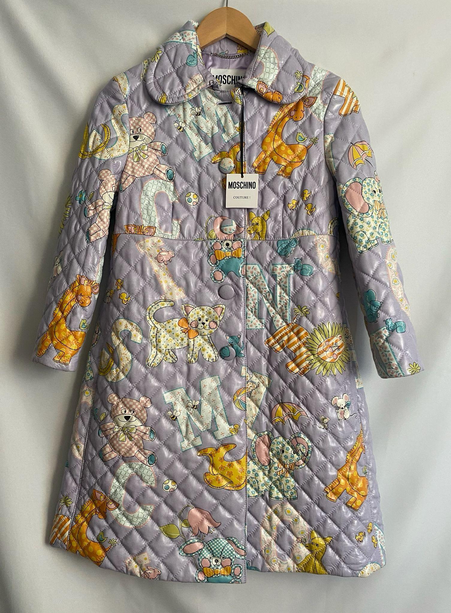 Super rare!
Moschino Couture
Child's Fantasy Purple Animal Puffer Coat
SS22 collection by Jeremy Scott




100% Authentic!!!

MSRP: $3,770



Condition: New with tags

Color: Gray, Orange, Blue, Pink

Pattern: Animal Print



MEASUREMENTS

Bust: