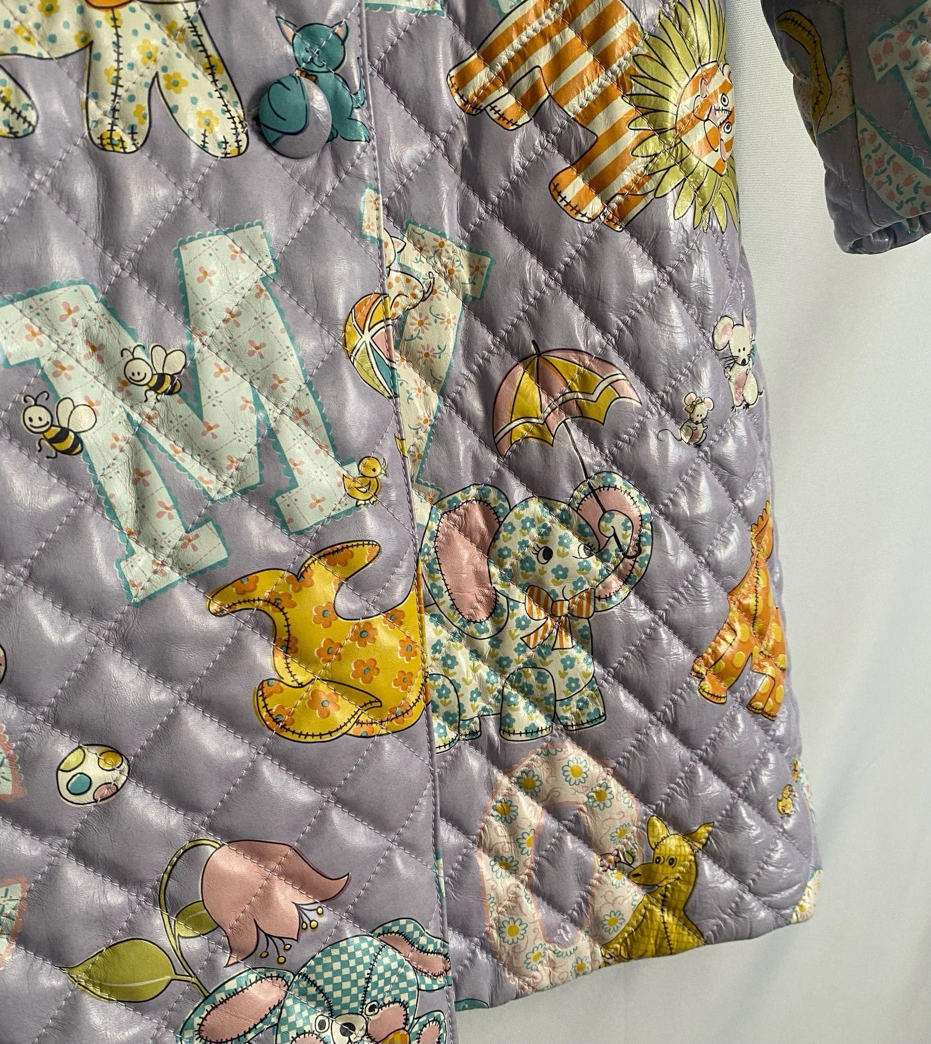 SS22 MOSCHINO Couture Jeremy Scott - Cappotto a sbuffo con fantasia animale viola da bambino in vendita 1