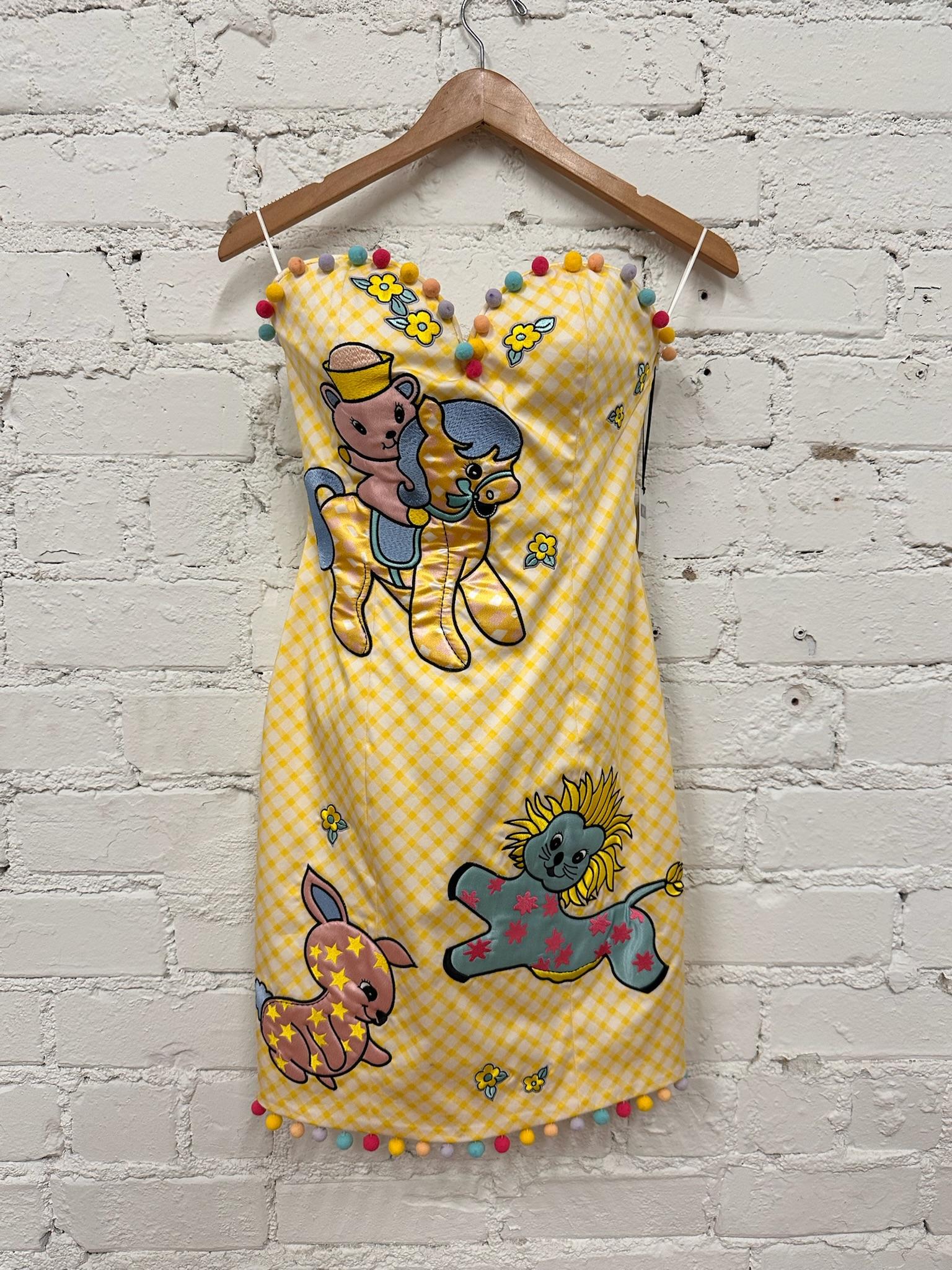 SS22 Moschino Couture Jeremy Scott - Vestito da bambino con orlo a griglia gialla e fantasia di pom pom in vendita 5