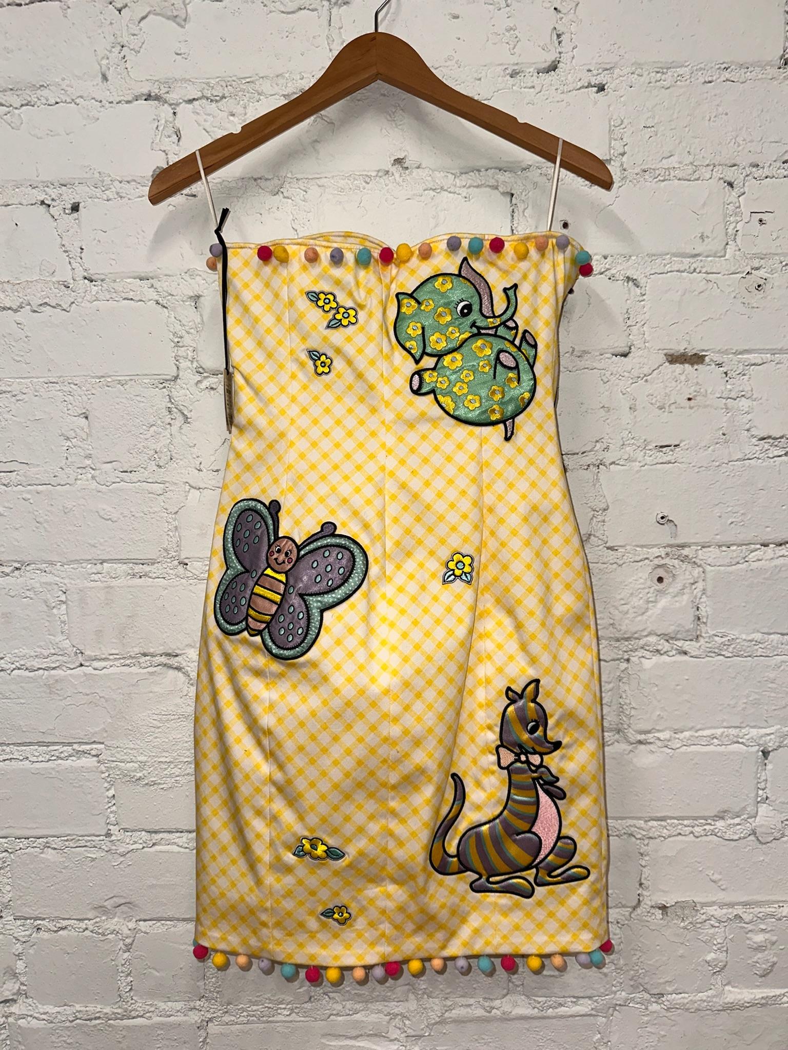 SS22 Moschino Couture Jeremy Scott - Vestito da bambino con orlo a griglia gialla e fantasia di pom pom in vendita 10