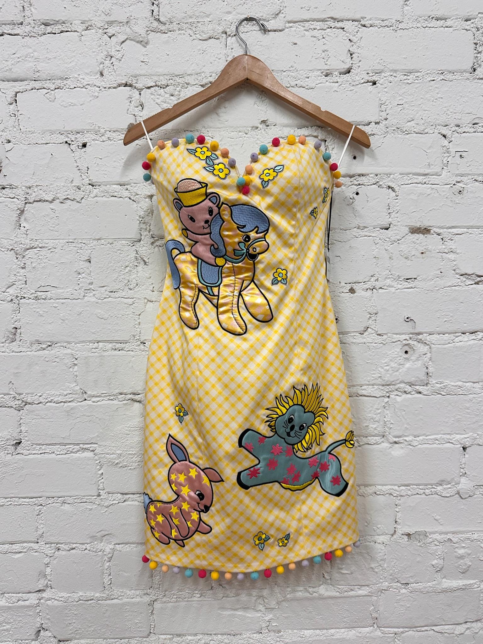 Giallo SS22 Moschino Couture Jeremy Scott - Vestito da bambino con orlo a griglia gialla e fantasia di pom pom in vendita