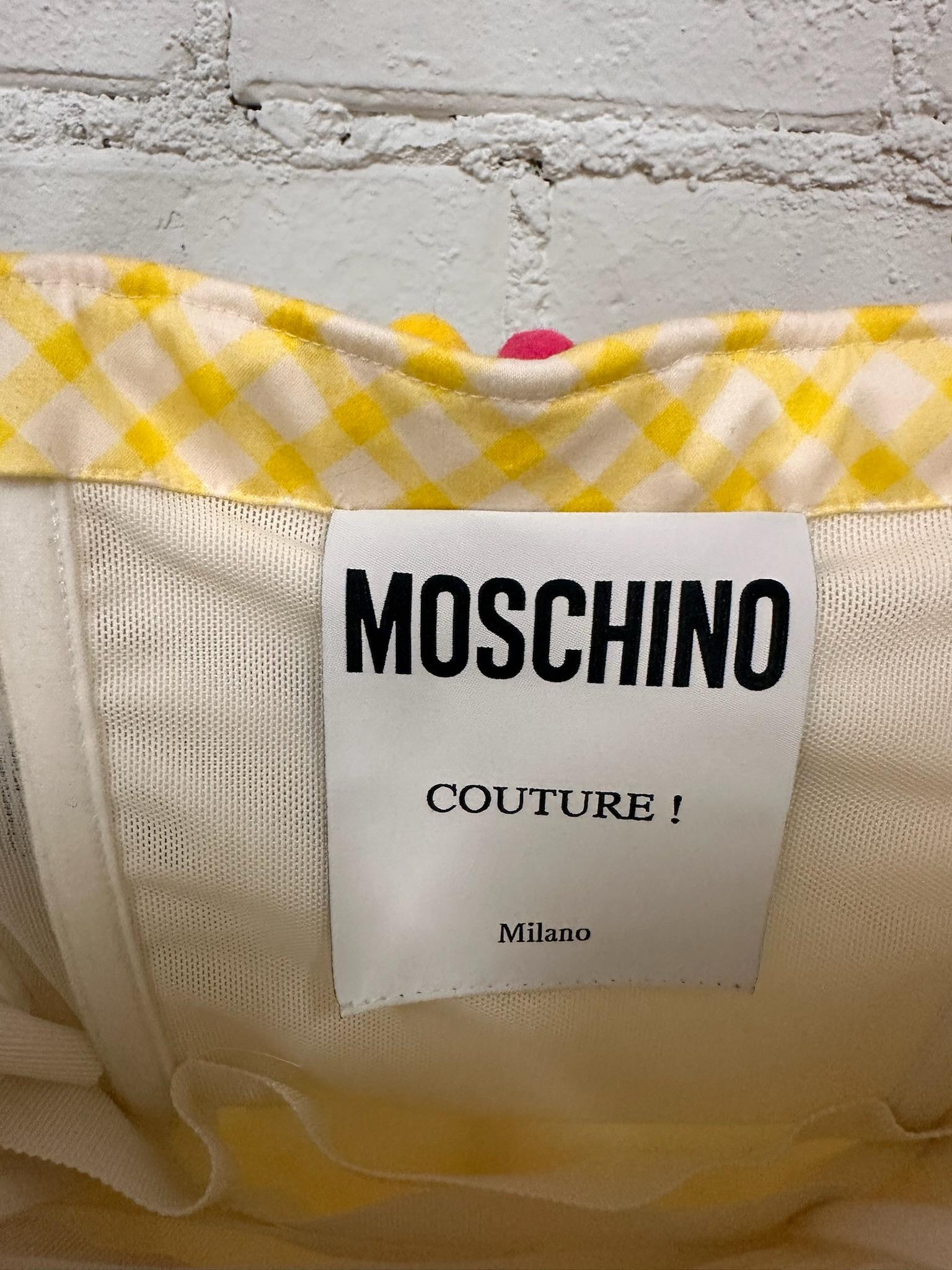 SS22 Moschino Couture Jeremy Scott - Vestito da bambino con orlo a griglia gialla e fantasia di pom pom In condizioni Nuovo in vendita a Los Angeles, CA
