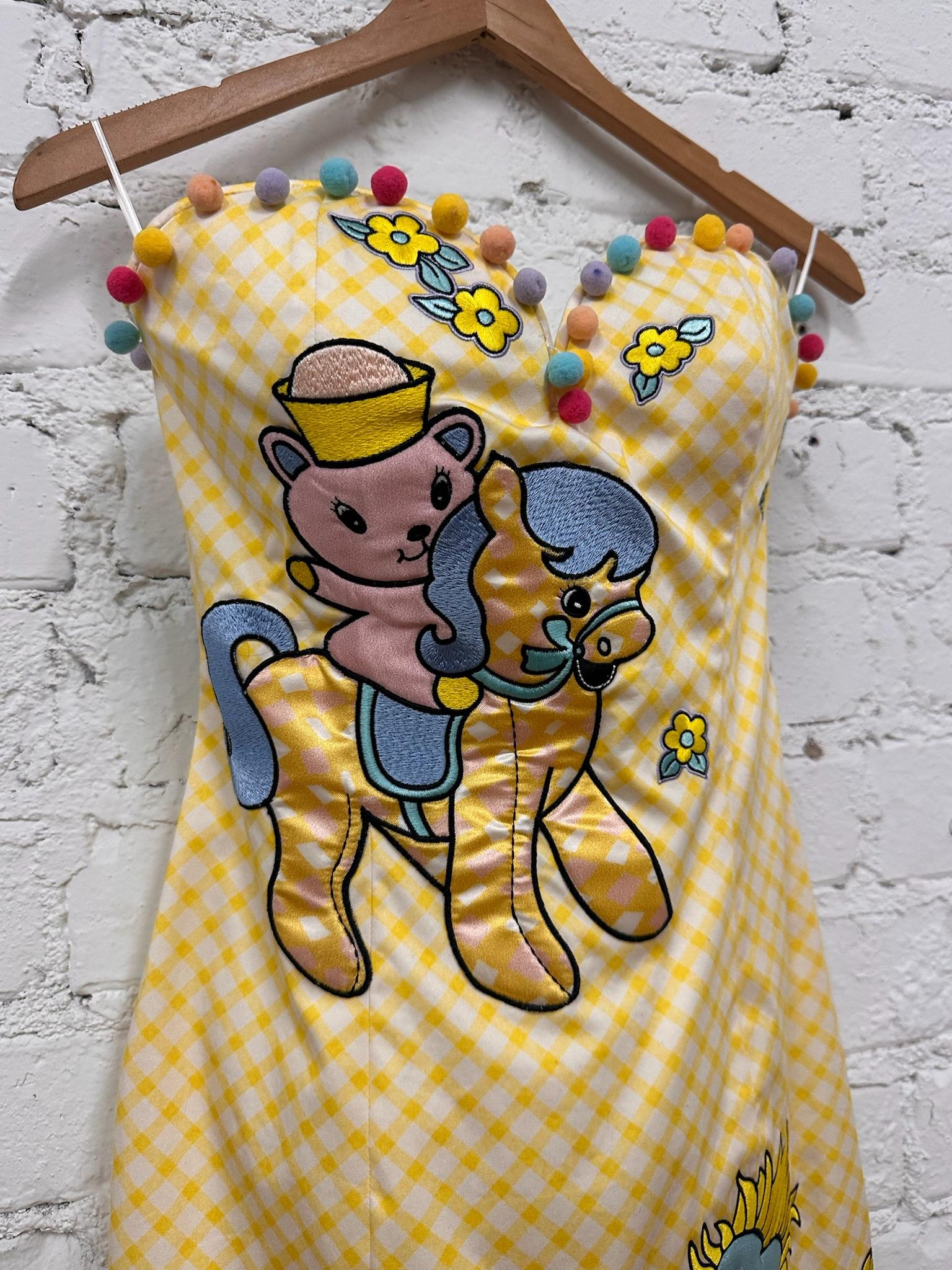 Donna SS22 Moschino Couture Jeremy Scott - Vestito da bambino con orlo a griglia gialla e fantasia di pom pom in vendita