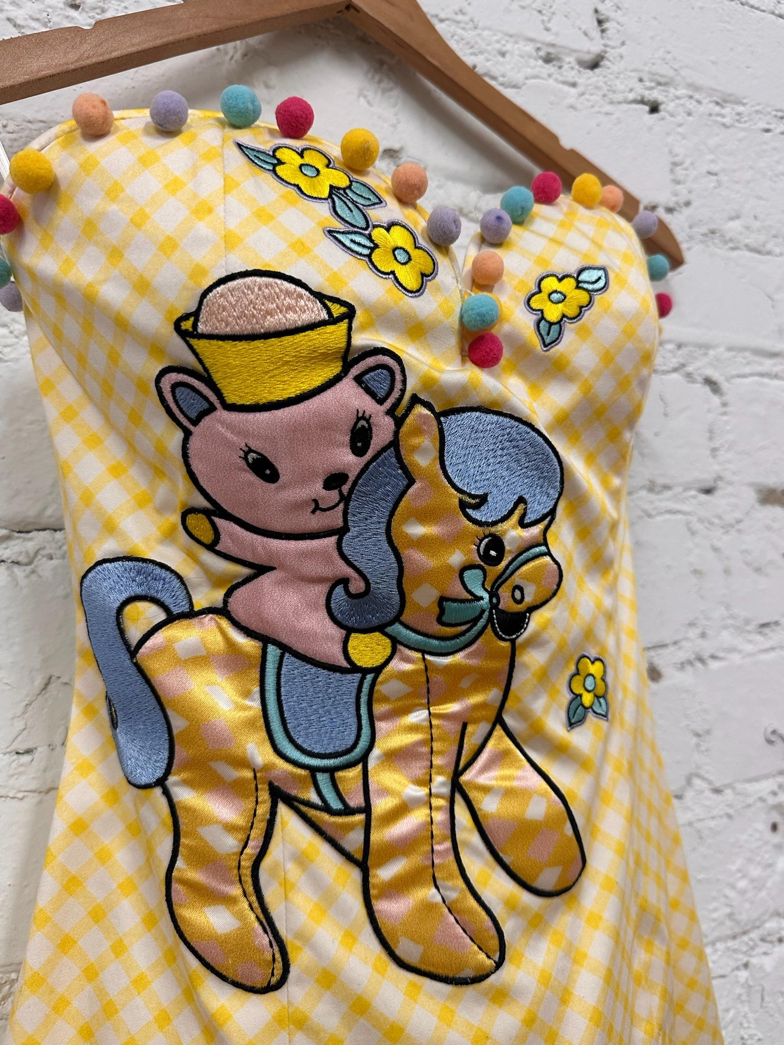 SS22 Moschino Couture Jeremy Scott - Vestito da bambino con orlo a griglia gialla e fantasia di pom pom in vendita 1