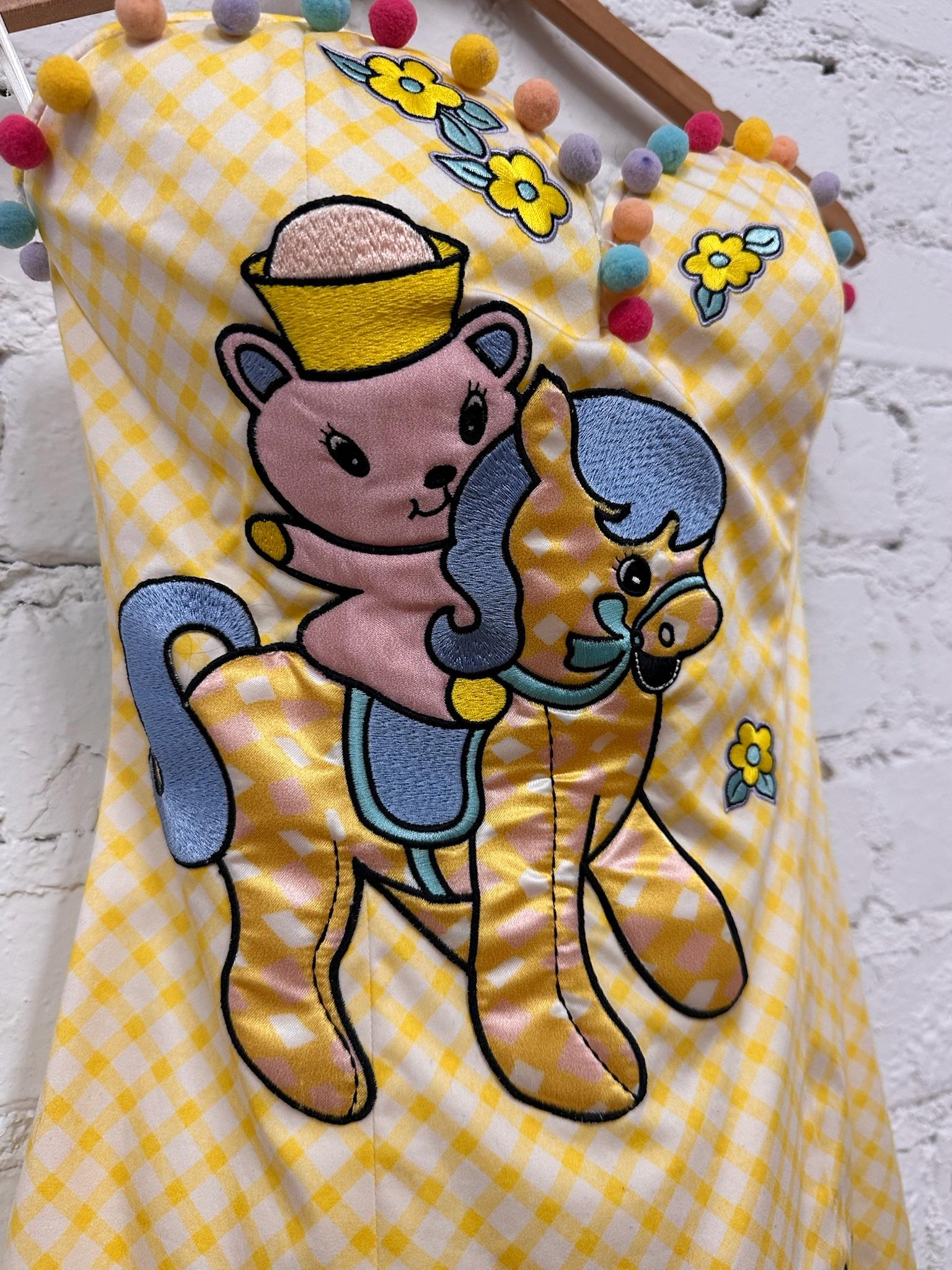 SS22 Moschino Couture Jeremy Scott - Vestito da bambino con orlo a griglia gialla e fantasia di pom pom in vendita 2
