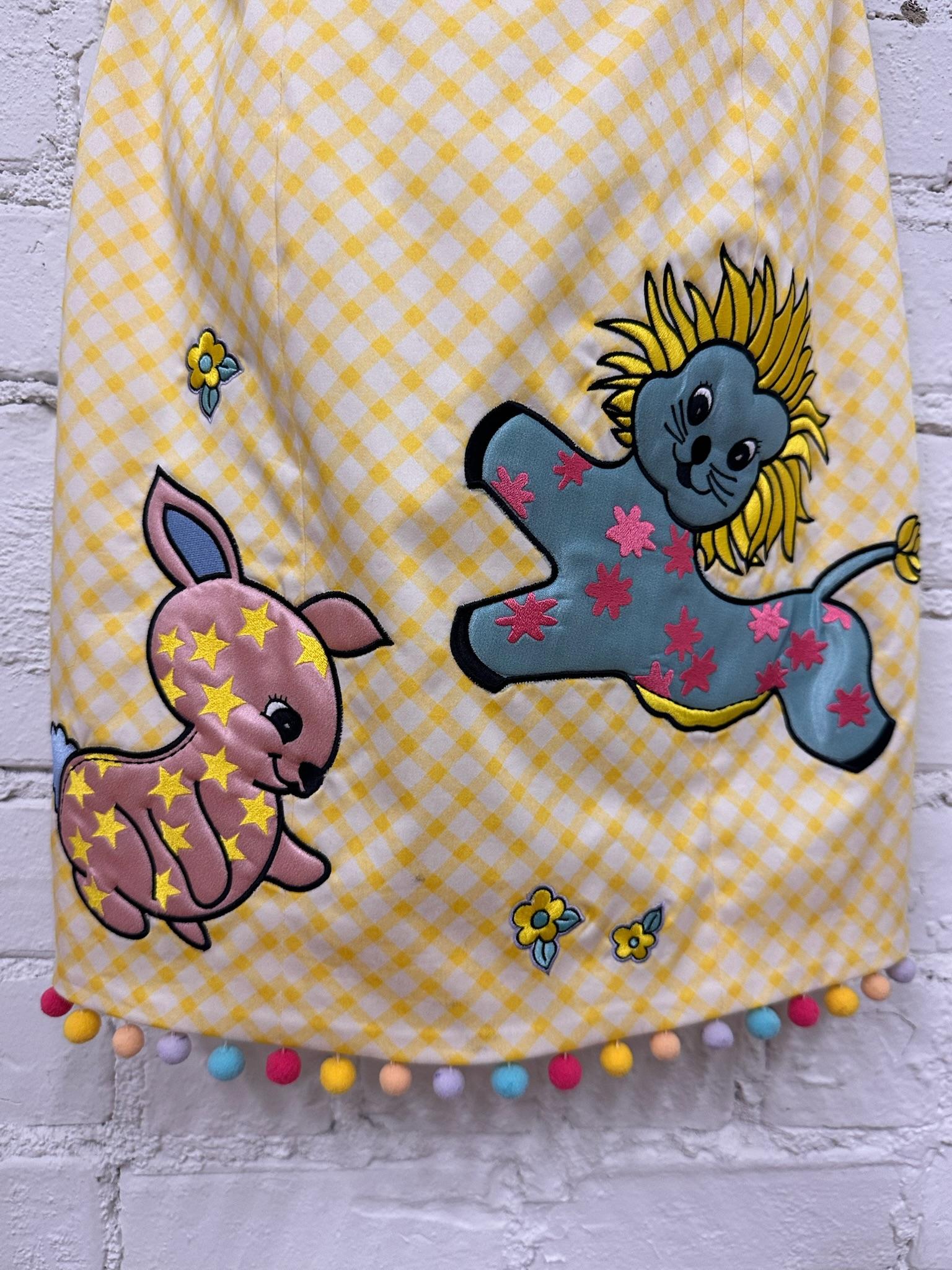 SS22 Moschino Couture Jeremy Scott - Vestito da bambino con orlo a griglia gialla e fantasia di pom pom in vendita 3