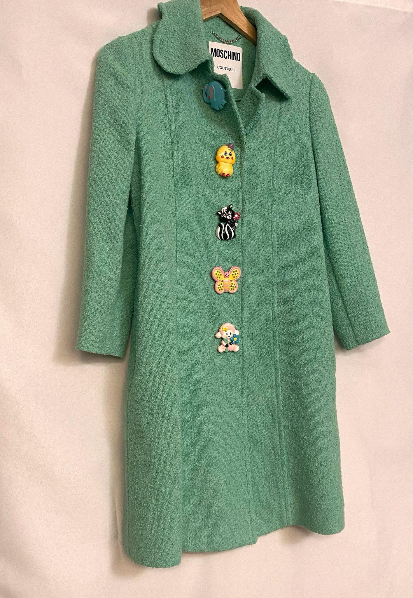 ¡Súper raro!
Moschino Couture
Chaqueta con botones de animales fantásticos para niño

Colección SS22 de Jeremy Scott




¡¡¡100% Auténtico!!!

PVPR: 2.100



Estado: Nuevo con etiquetas

Color: Verde

Patrón: Sólido

100% Lana



MEDIDAS

Busto: