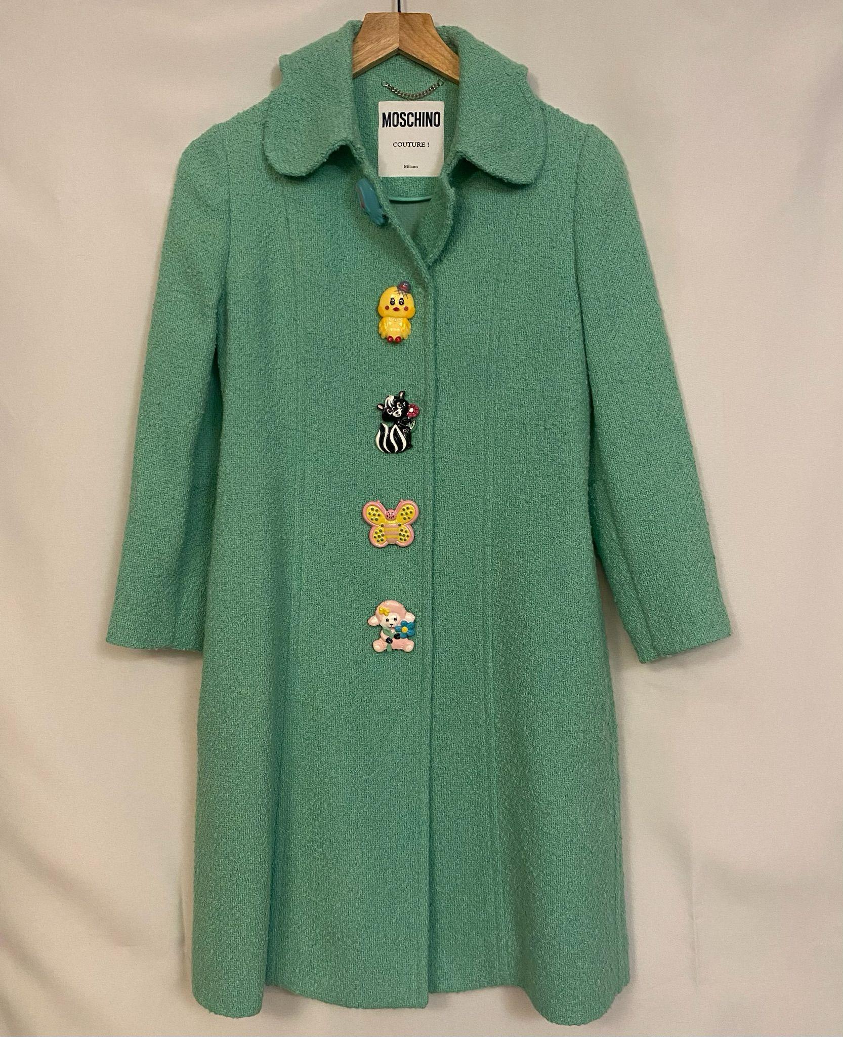 SS22 MOSCHINO Couture Jeremy Scott Chaqueta de niño con botones de animales turquesa en Excelente estado para la venta en Los Angeles, CA