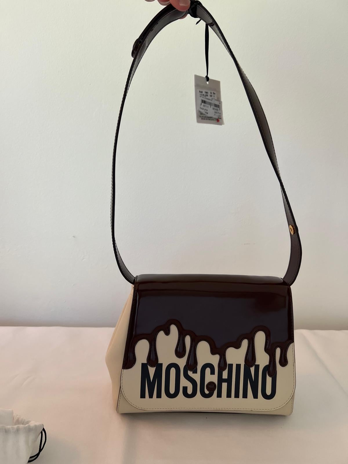 *Awesome Out Of  Article en stock!*
MOSCHINO COUTURE

Sac à main en trapèze avec goutte de chocolat

Collection S22 de Jeremy Scott


PDSF 1,275$+taxes !



SUPER MIGNON !

100% Authentique ! !!



Condit : Neuf avec étiquettes, sac à poussière