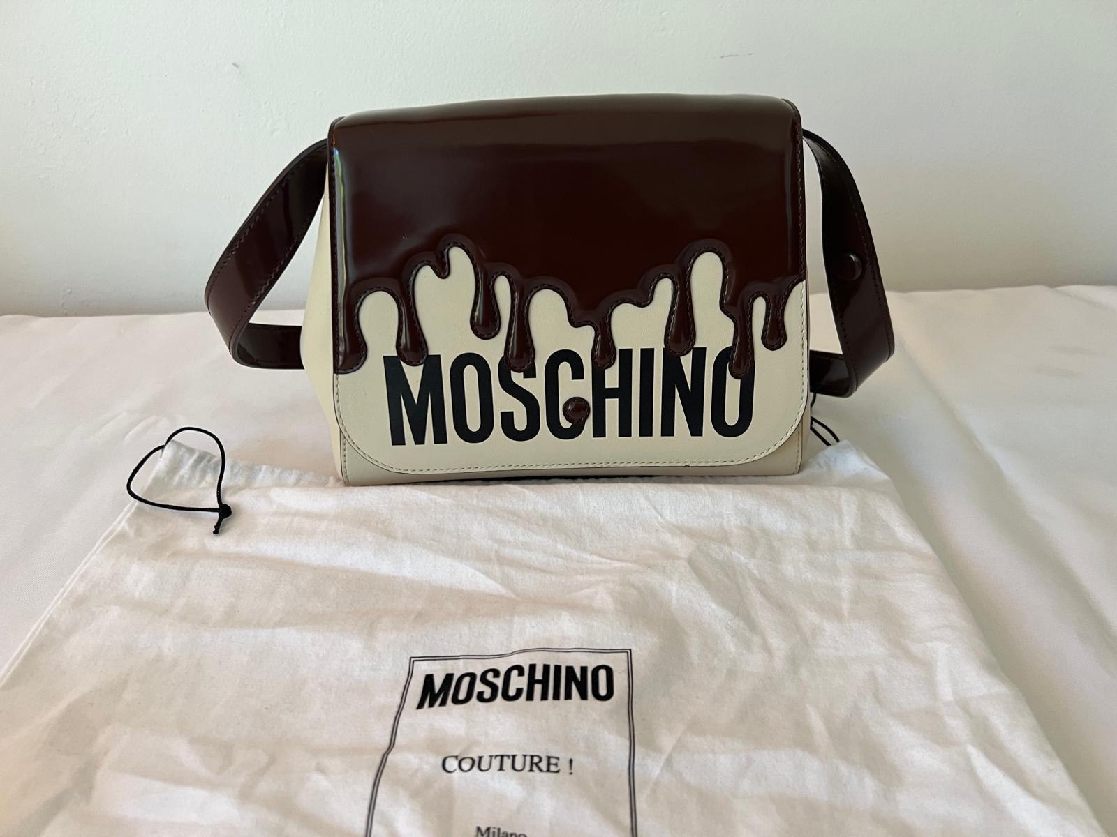 Beige MOSCHINO Couture Jeremy Scott sac à main trapèze chocolat déroulant rare SS22 en vente
