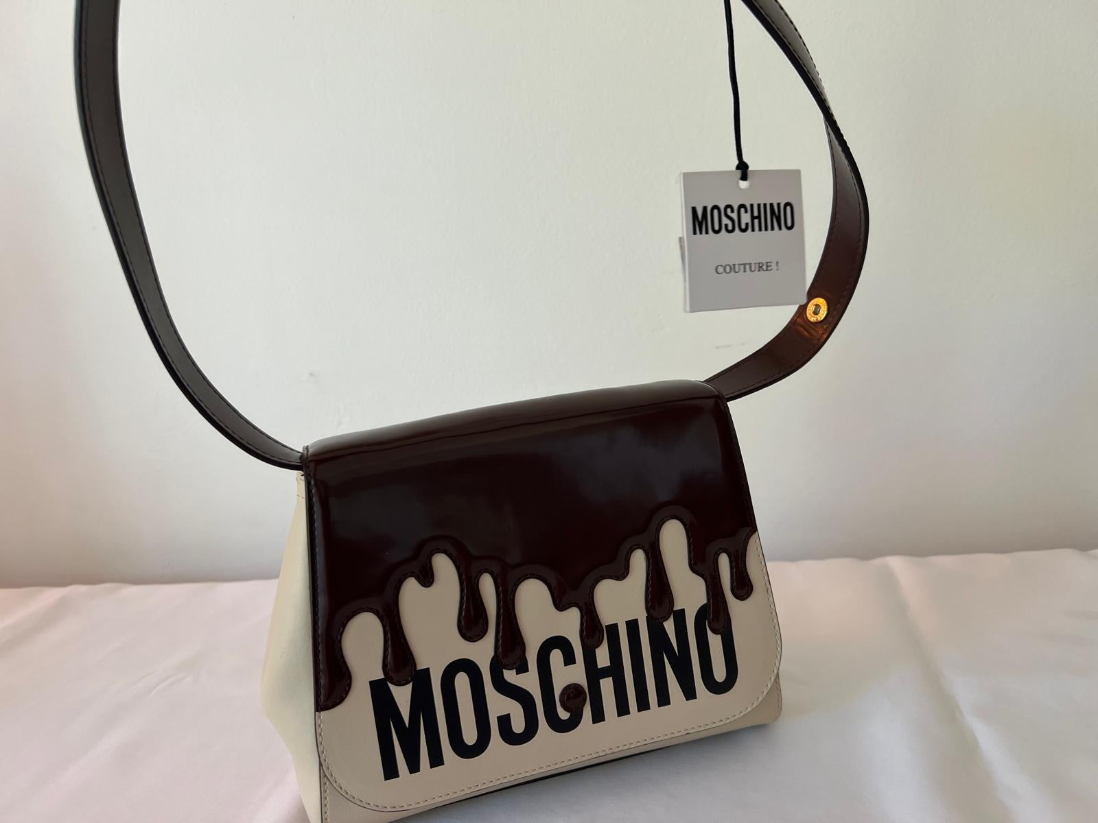 MOSCHINO Couture Jeremy Scott sac à main trapèze chocolat déroulant rare SS22 Pour femmes en vente