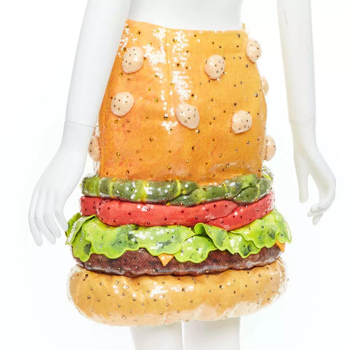 MOSCHINO Couture jupe Hamburger embellie de sequins Jeremy Scott, SS22 en vente 5