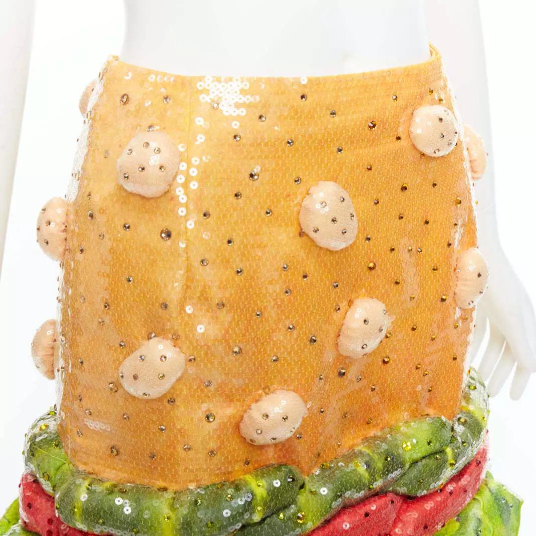 MOSCHINO Couture jupe Hamburger embellie de sequins Jeremy Scott, SS22 en vente 6