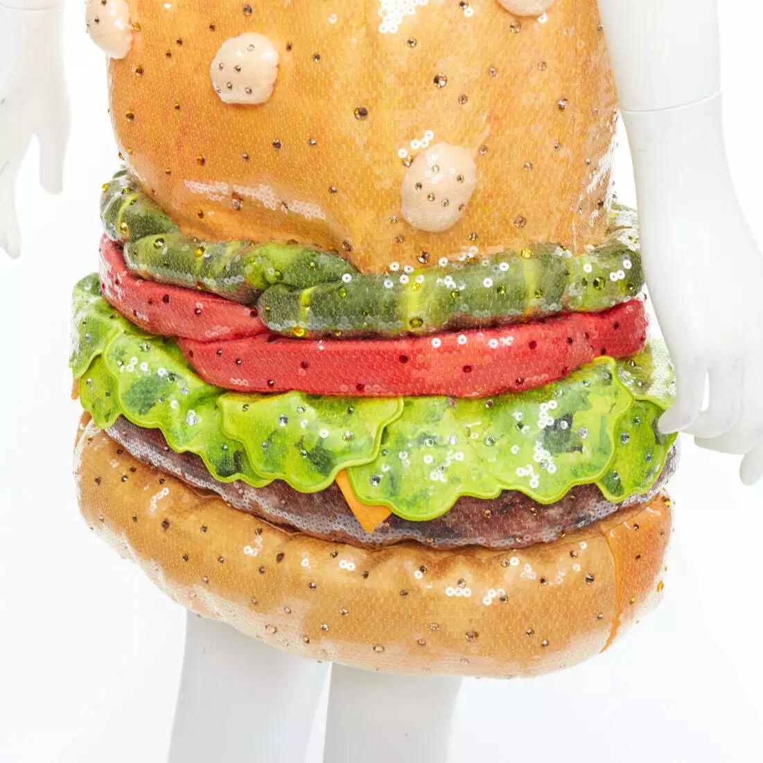 MOSCHINO Couture jupe Hamburger embellie de sequins Jeremy Scott, SS22 en vente 8
