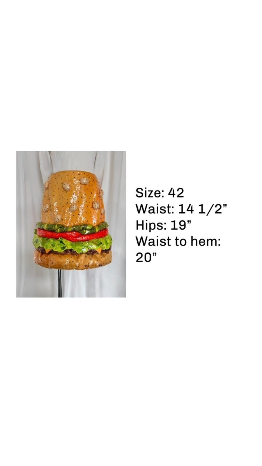 MOSCHINO Couture jupe Hamburger embellie de sequins Jeremy Scott, SS22 en vente 13