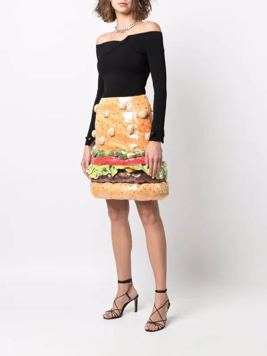 Super rare !
MOSCHINO COUTURE
Jupe hamburger pailletée et ornée
Collection S22 de Jeremy Scott


100% Authentique ! !!

PDSF : 9 660



Condit : New with tags

Couleur : marron, vert, rouge

Motif : Forme de hamburger



MESURES

Taille :