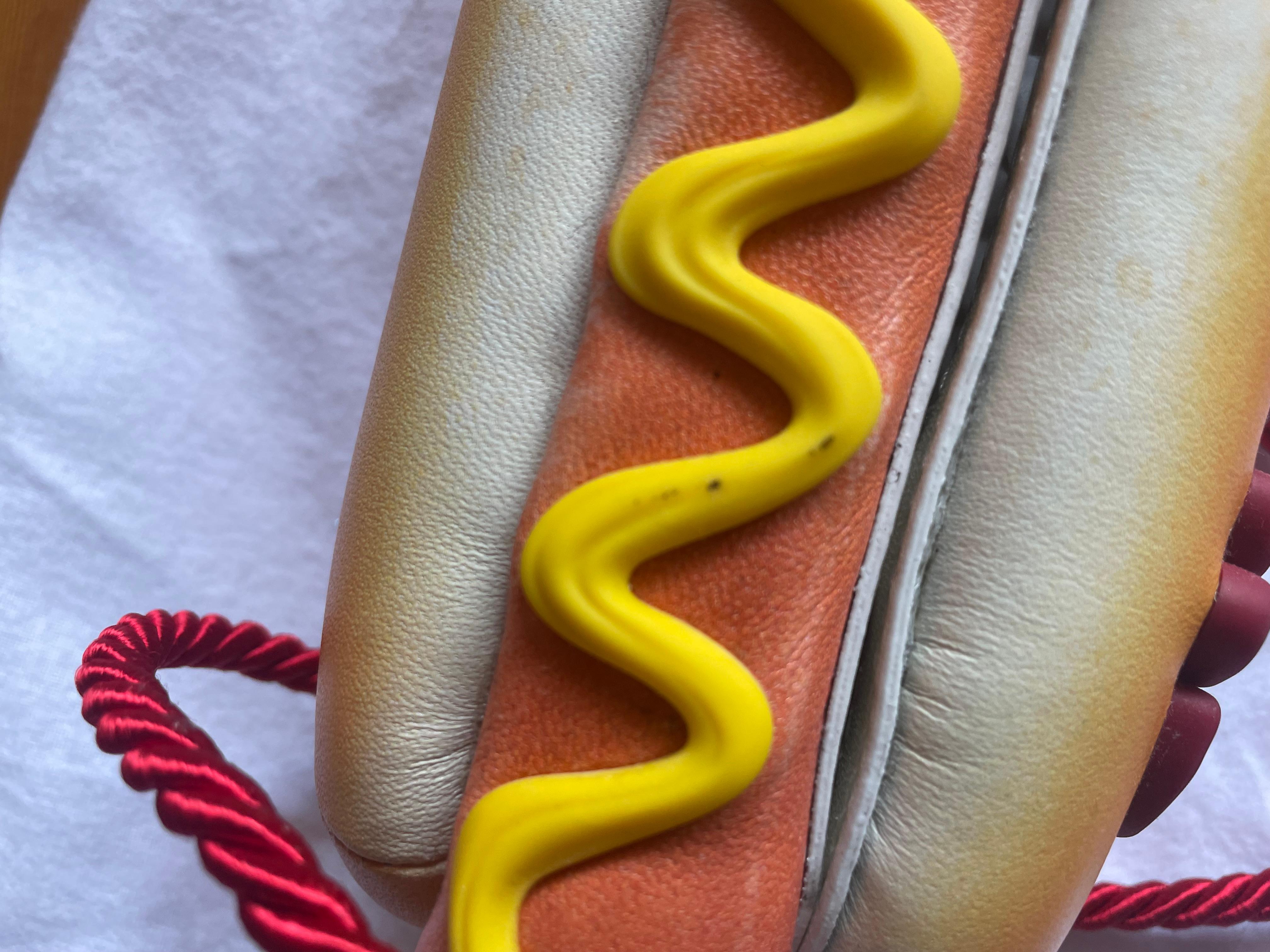 *SCHÖNES & EINZIGARTIGES DEADSTOCK-SAMMLERSTÜCK*

MOSCHINO COUTURE

Hotdog 50's Braun Mehrfarbige Umhängetasche 

SS2022 Diner Collection von Jeremy Scott


Seltenes und sehr begehrtes Sammlerstück


ÜBERALL AUSVERKAUFT UND NICHT MEHR ZU