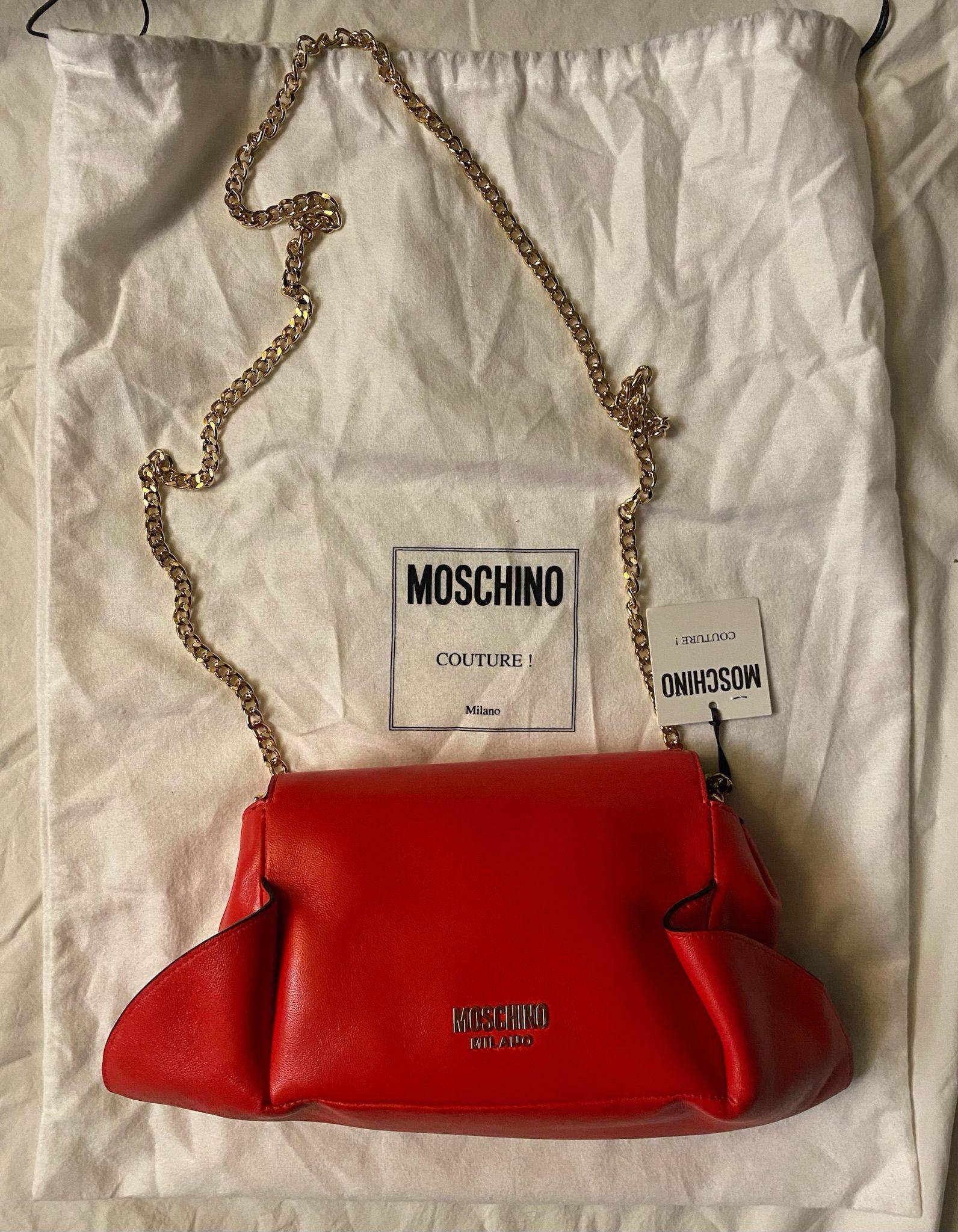 SS22 MOSCHINO Couture Jeremy Scott Red Hat Shaped Shoulder Wristlet Bag In New Condition For Sale In Los Angeles, CA