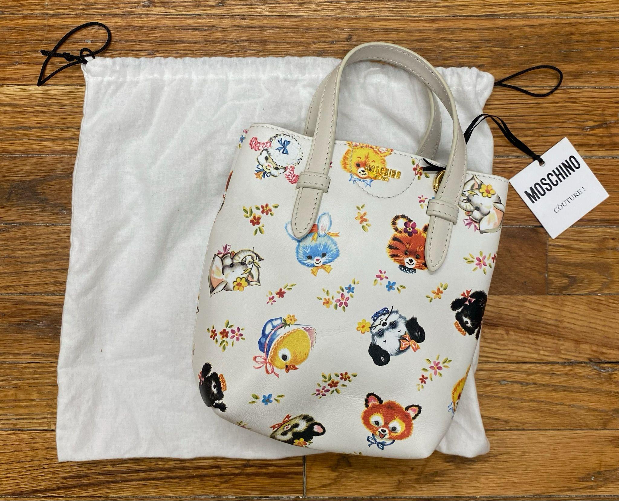 *Deadstock Rare Item!*
MOSCHINO COUTURE

Tall Shopper All Over Animals Bag

S22 collection by Jeremy Scott


MSRP $560+tax!

SUPER CUTE!

100% Authentic!!!



Condition: Brand new with tags, original Moschino dust bag included

Color: White, Black,