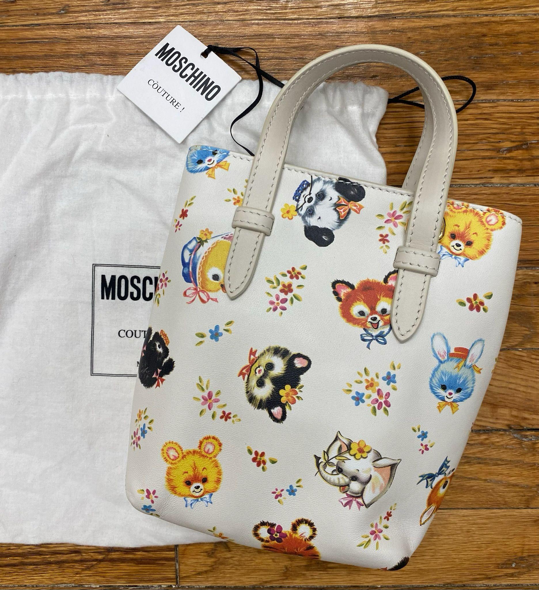 Gray SS22 MOSCHINO Couture Jeremy Scott White Tall Shopper All Over Animals Bag For Sale