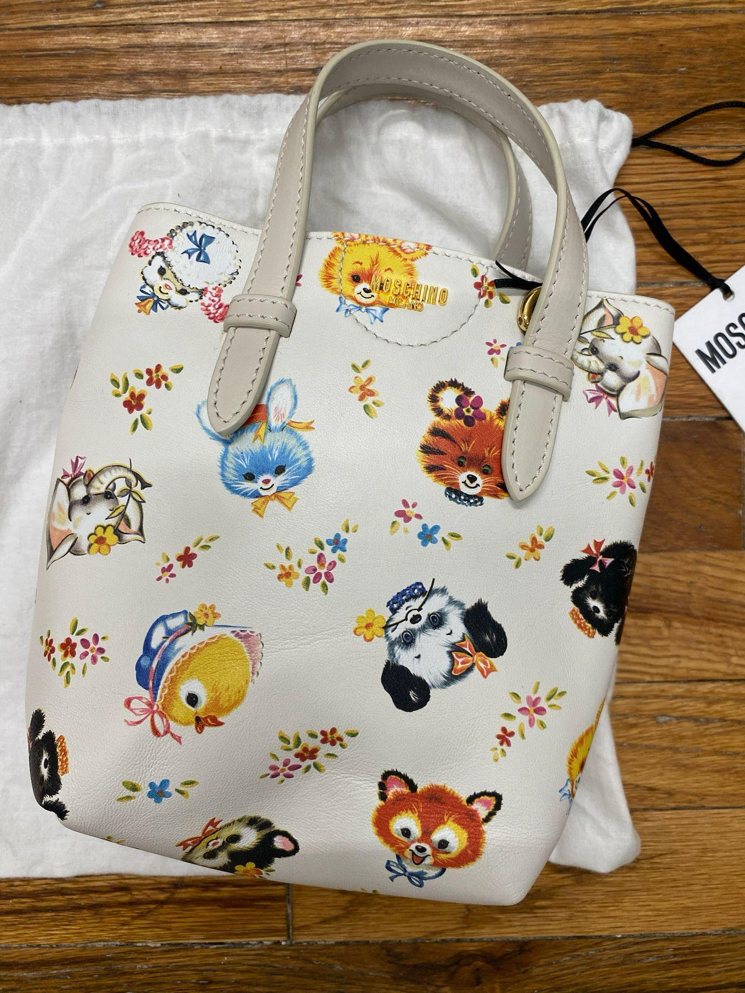 SS22 MOSCHINO Couture Jeremy Scott White Tall Shopper All Over Animals Bag In New Condition For Sale In Los Angeles, CA