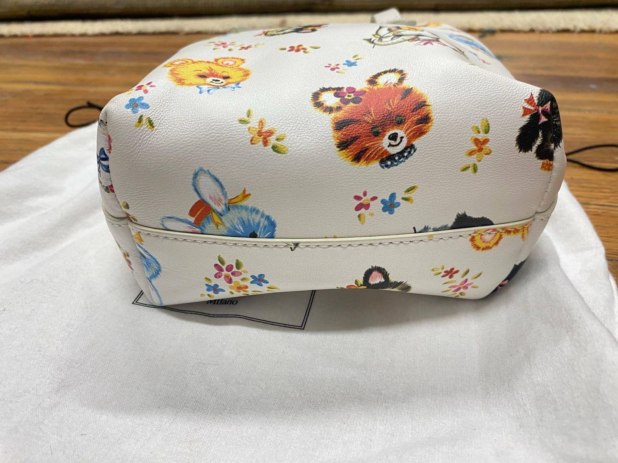SS22 MOSCHINO Couture Jeremy Scott White Tall Shopper All Over Animals Bag For Sale 1