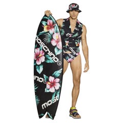 Colección Resort SS22 de MOSCHINO COUTURE x Jeremy Scott: tabla de surf negra con estampado floral
