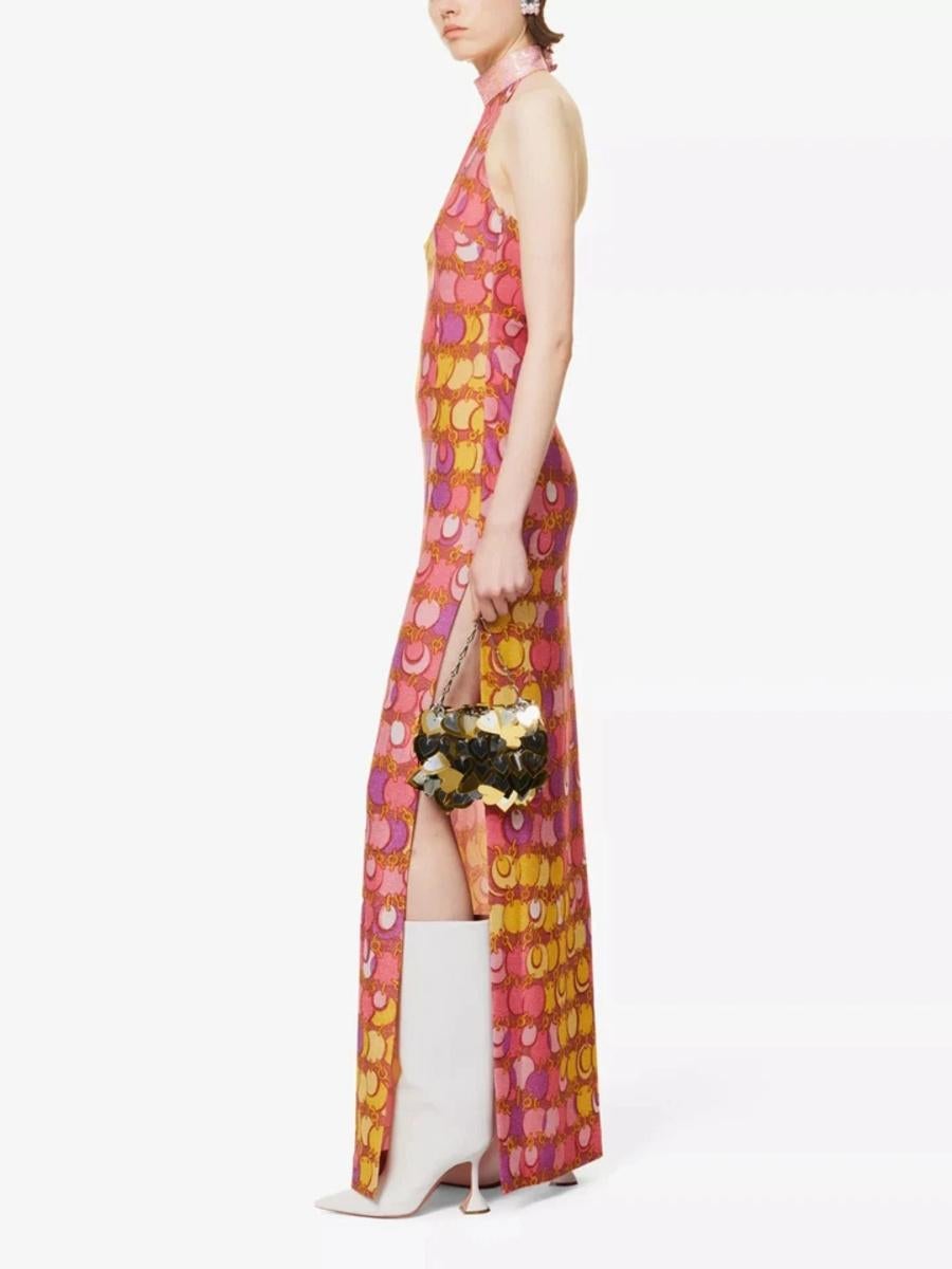 Super rare !
Moschino Couture
60s Halter Chain Print Slim Fit Maxi Dress 
Collection S23 de Jeremy Scott




100% Authentique ! !!

PDSF : 655



Condit : New with tags

Couleur : IT 42 / US 8

Motif : Impression de chaînes dans tous les