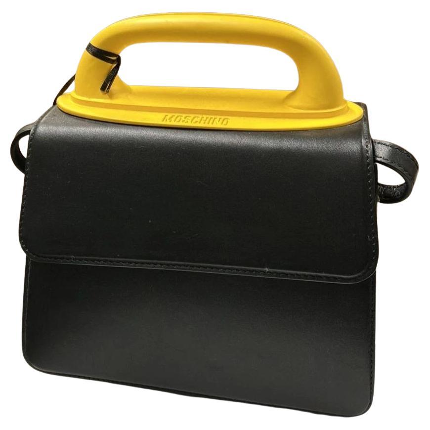 SS23 MOSCHINO Couture Jeremy Scott Schwarze Handtasche mit gelbem Henkel