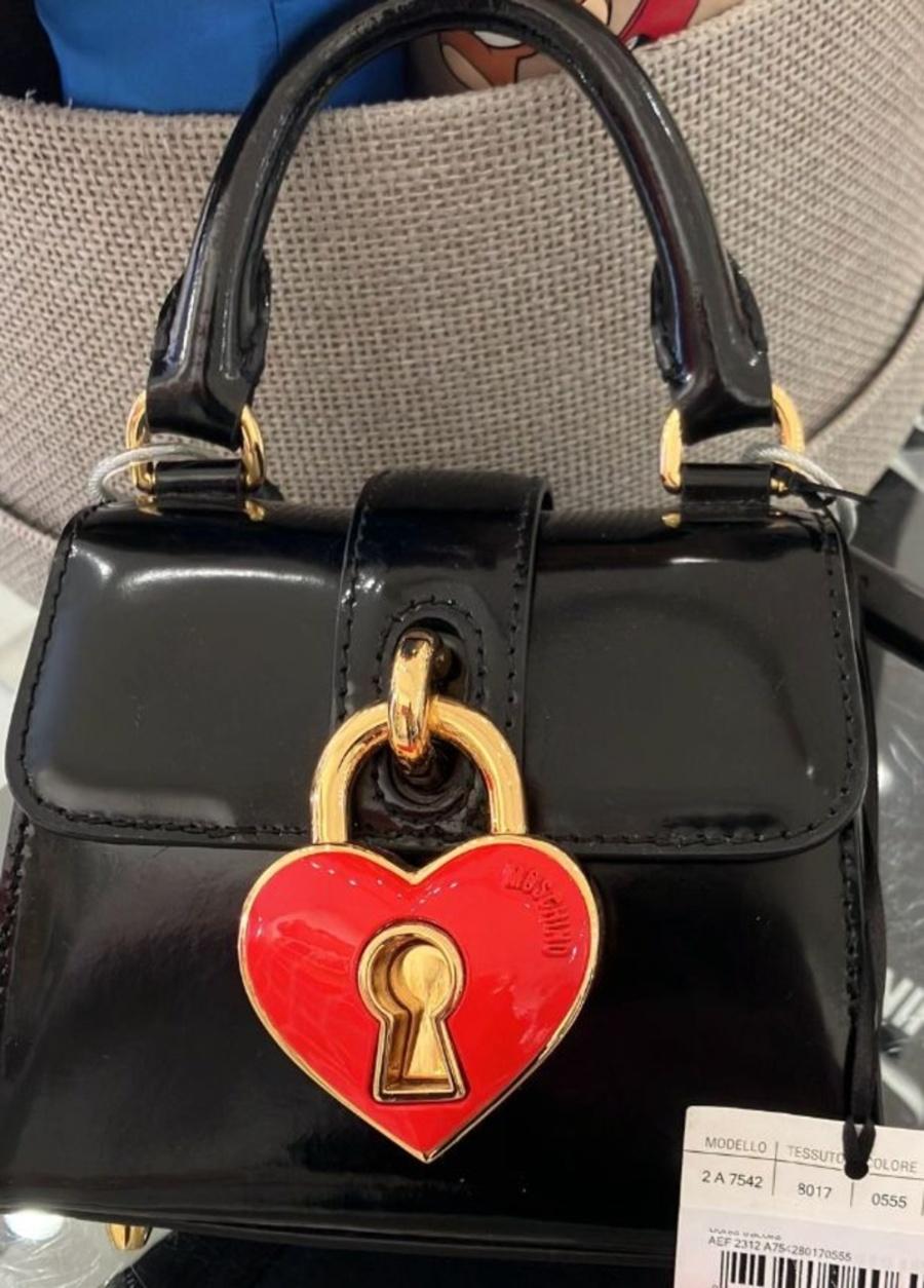 SS23 MOSCHINO Couture Jeremy Scott Black Heart Lock Patent Leather Top Handbag en vente 2